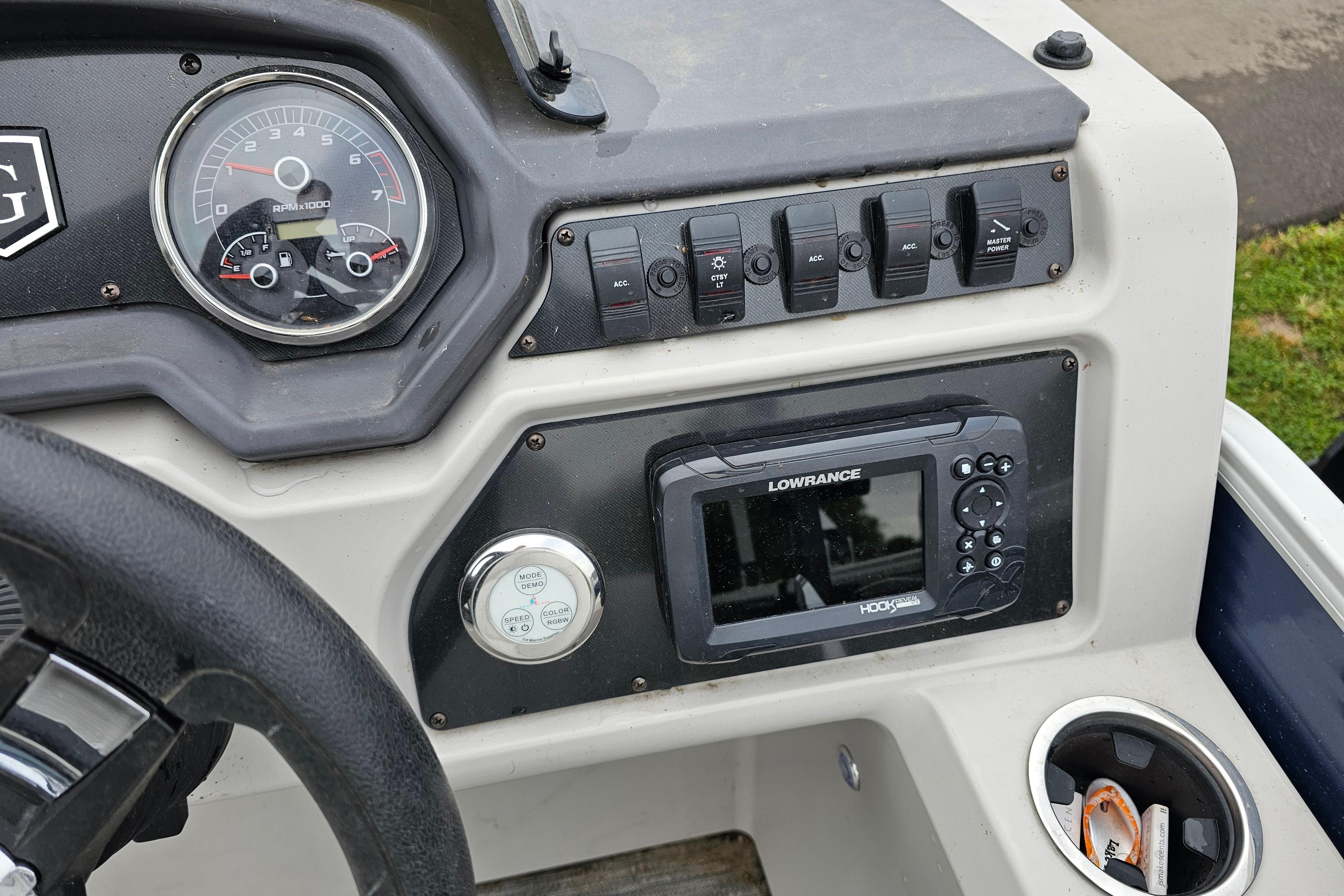 Dashboard of 2022 Sweetwater 2286 SFL boat with gauges and Lowrance device.