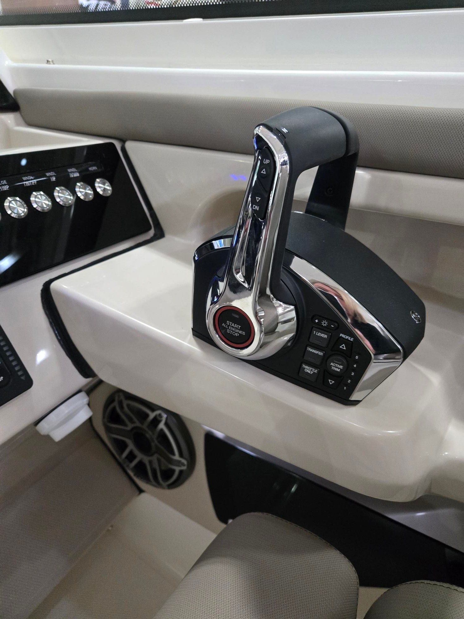 2026 Boston Whaler 330 Vantage - 31
