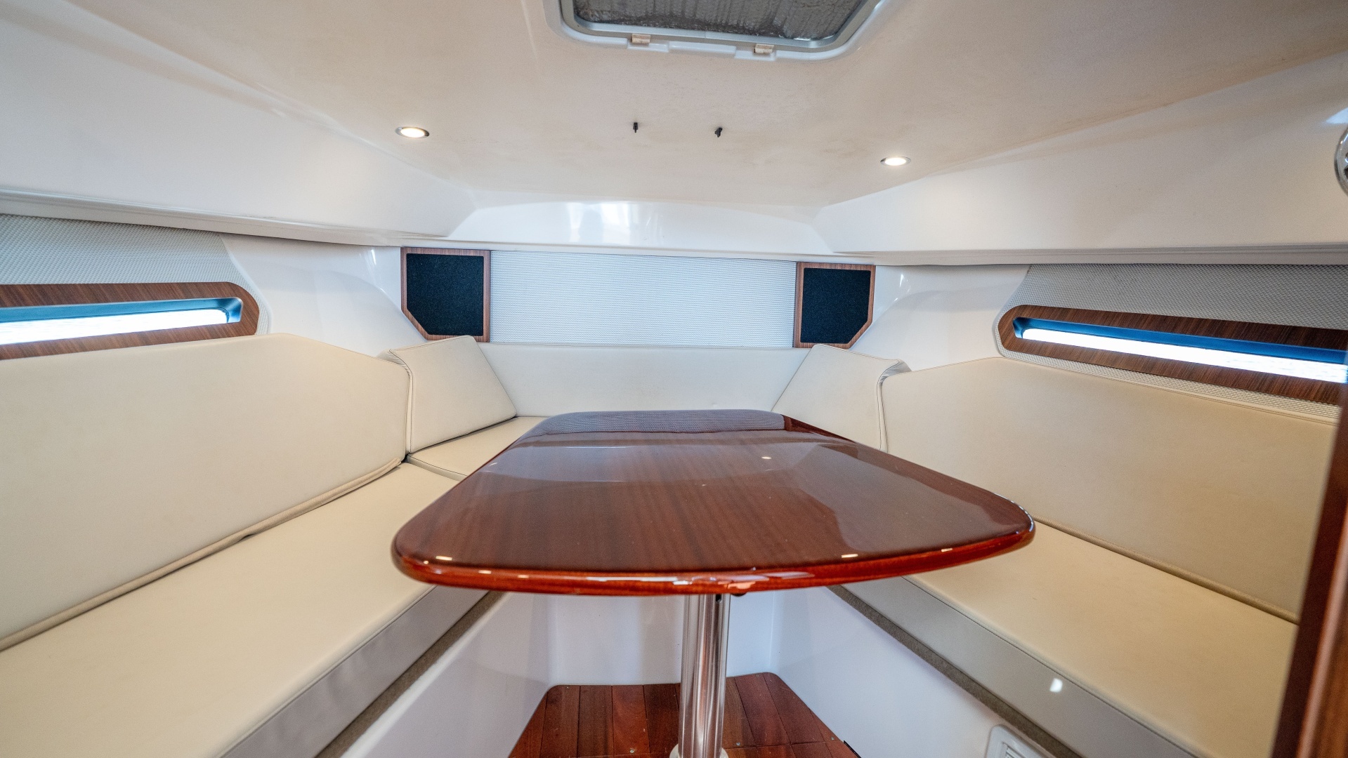 2018 Pursuit 325 OS - Image 34