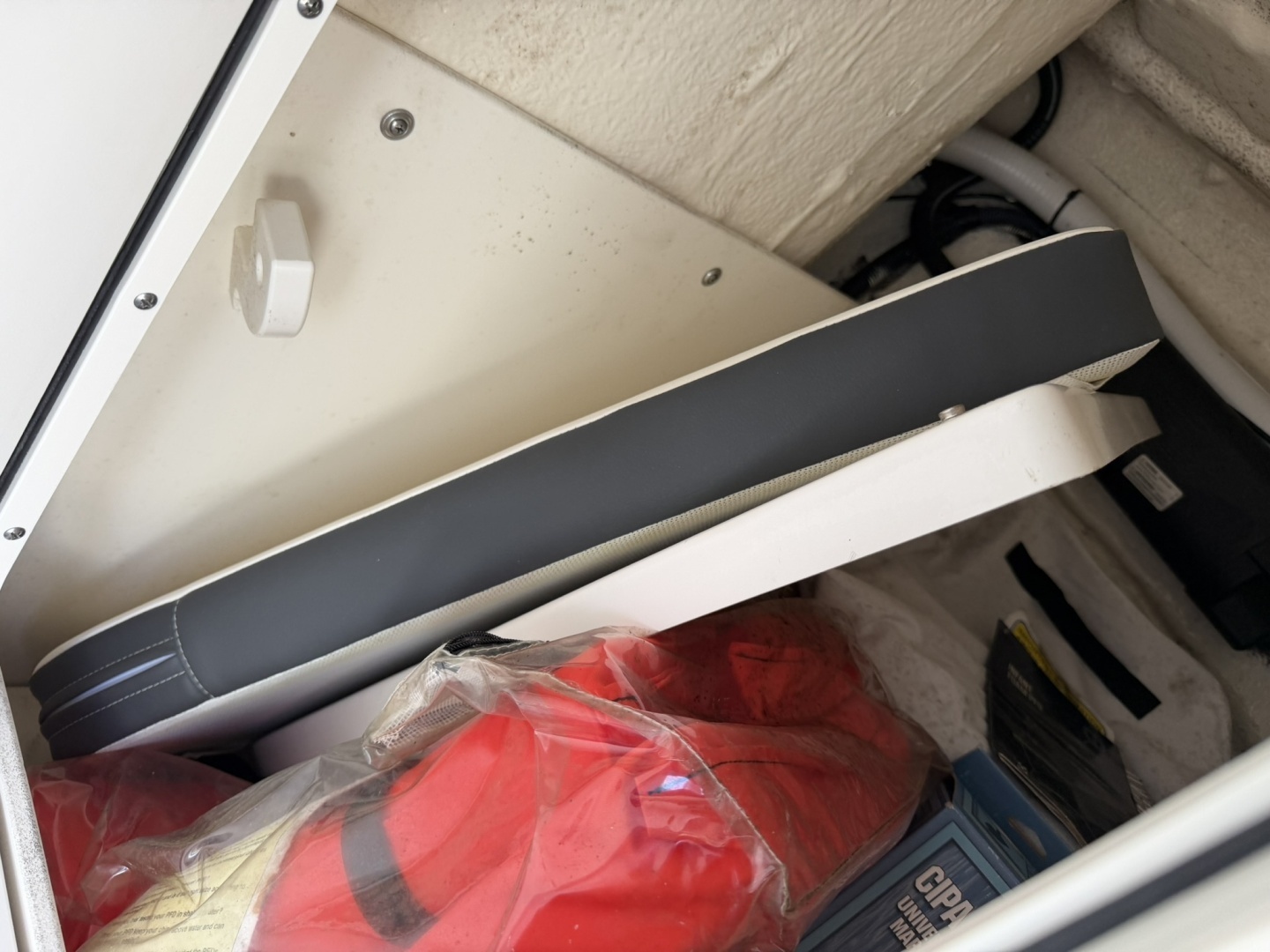 2023 Robalo R227 - Image 34