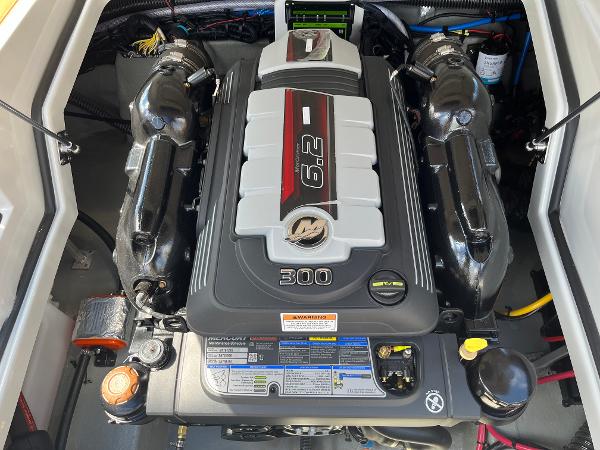 2024 Crownline Eclipse E255 engine, featuring a 6.2L V8 with 300 horsepower.
