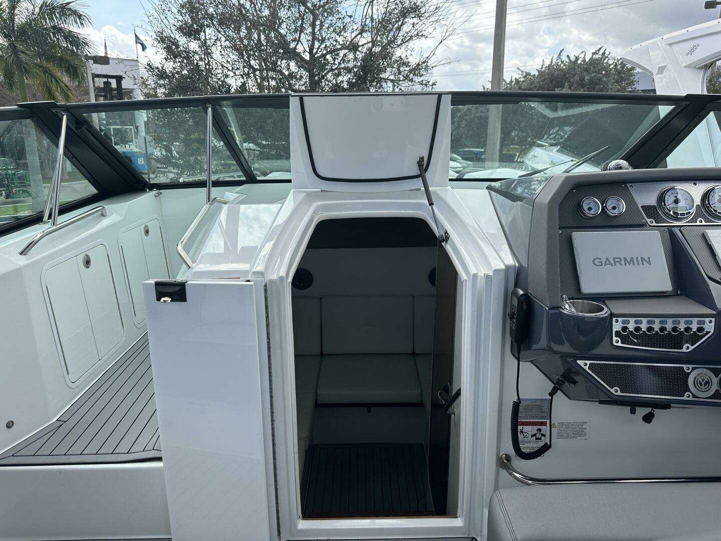 2019 Cruisers Yachts 338 Outboard - Image 19