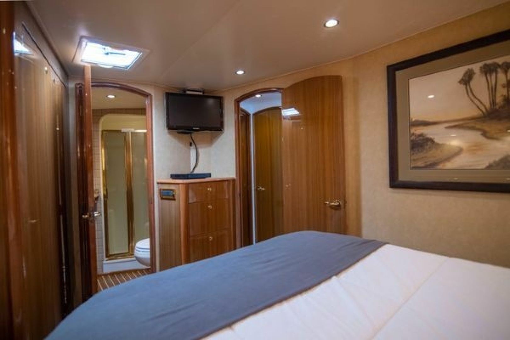 2007 Viking 52 Convertible - Image 23