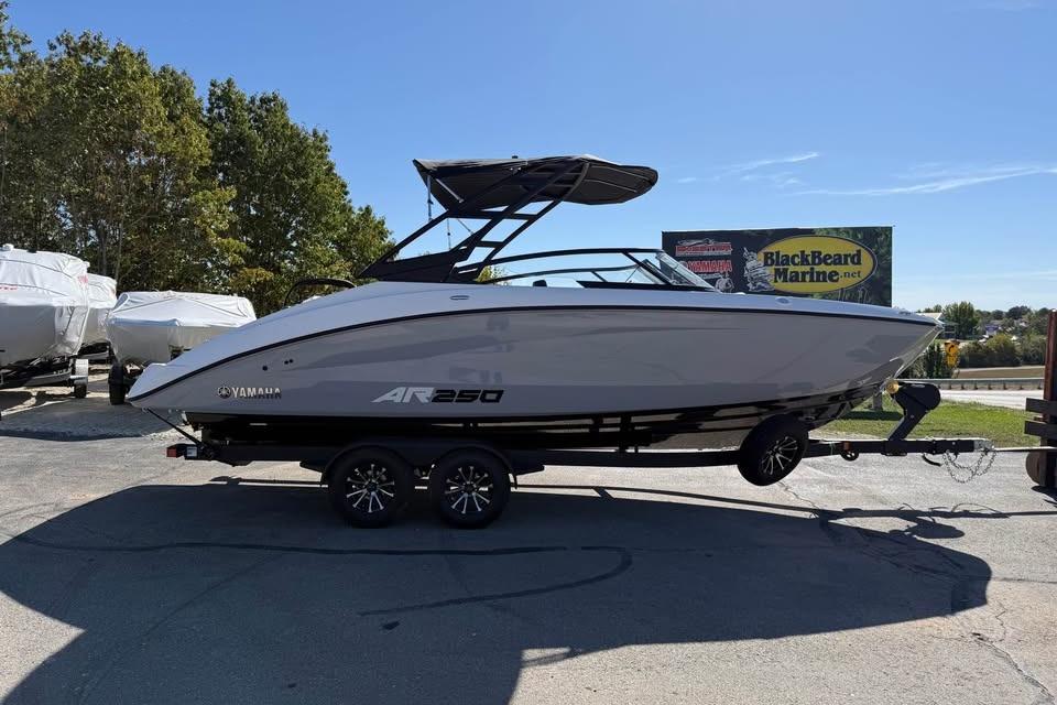 2026 Yamaha Boats AR250