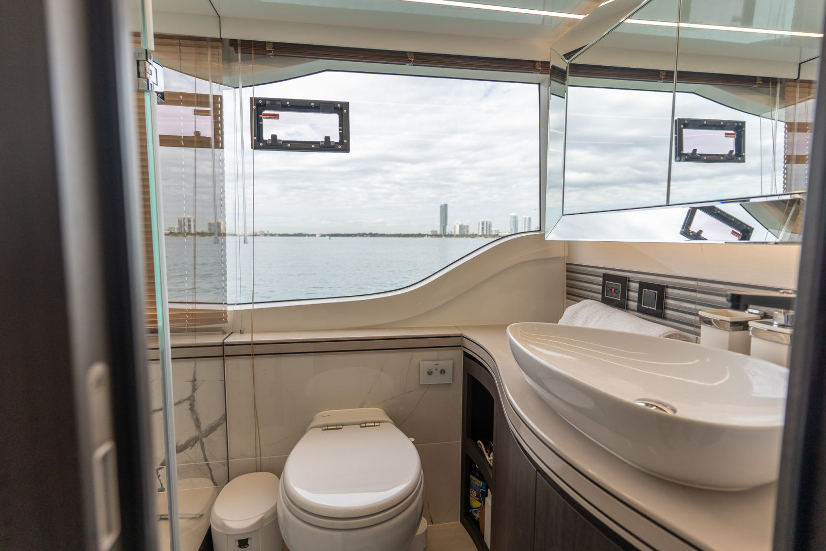 2025 Galeon 560 FLY - Image 49