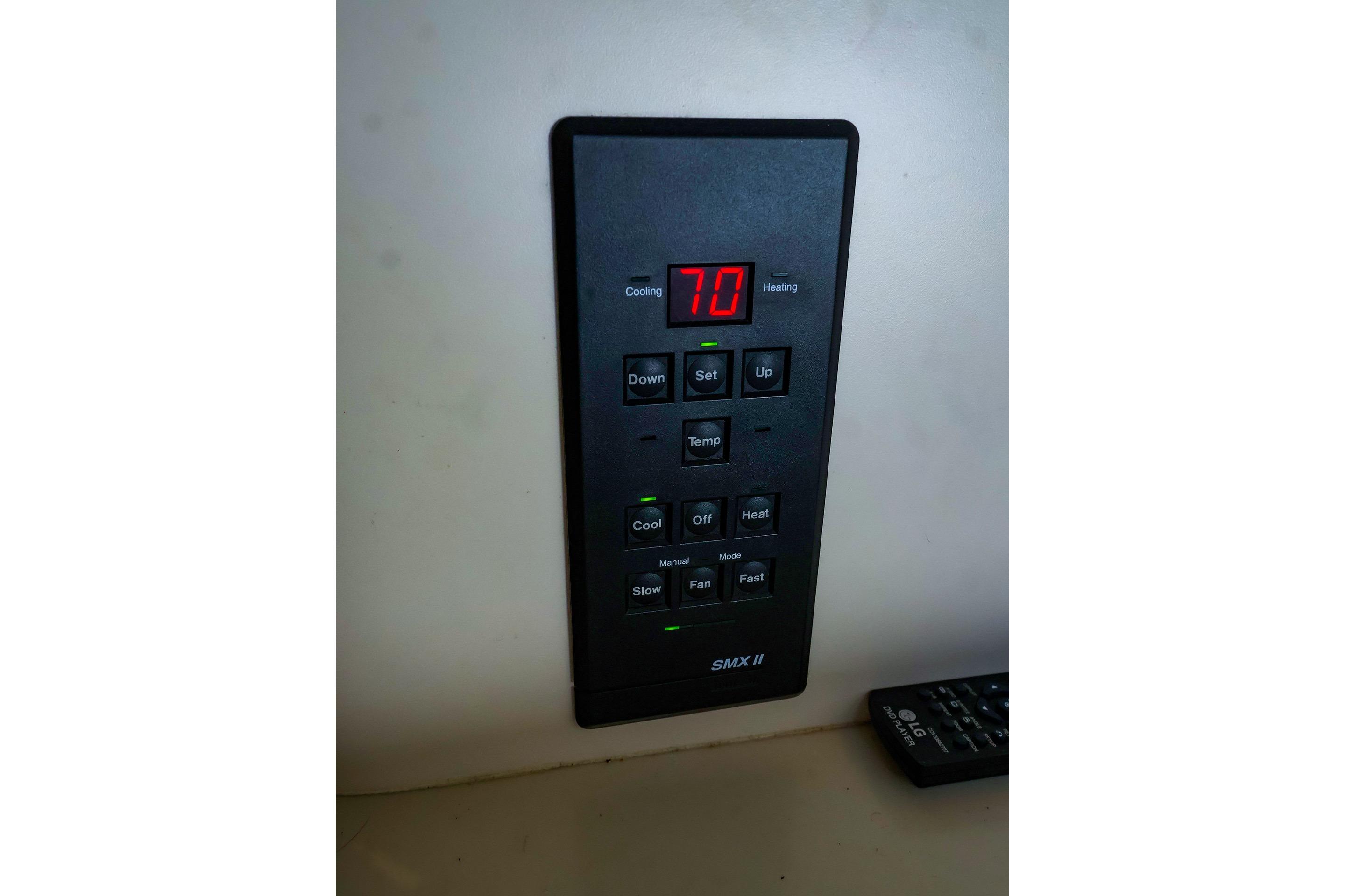 SMX II control panel on 1998 Sea Ray 500 Sundancer, displaying temperature settings.