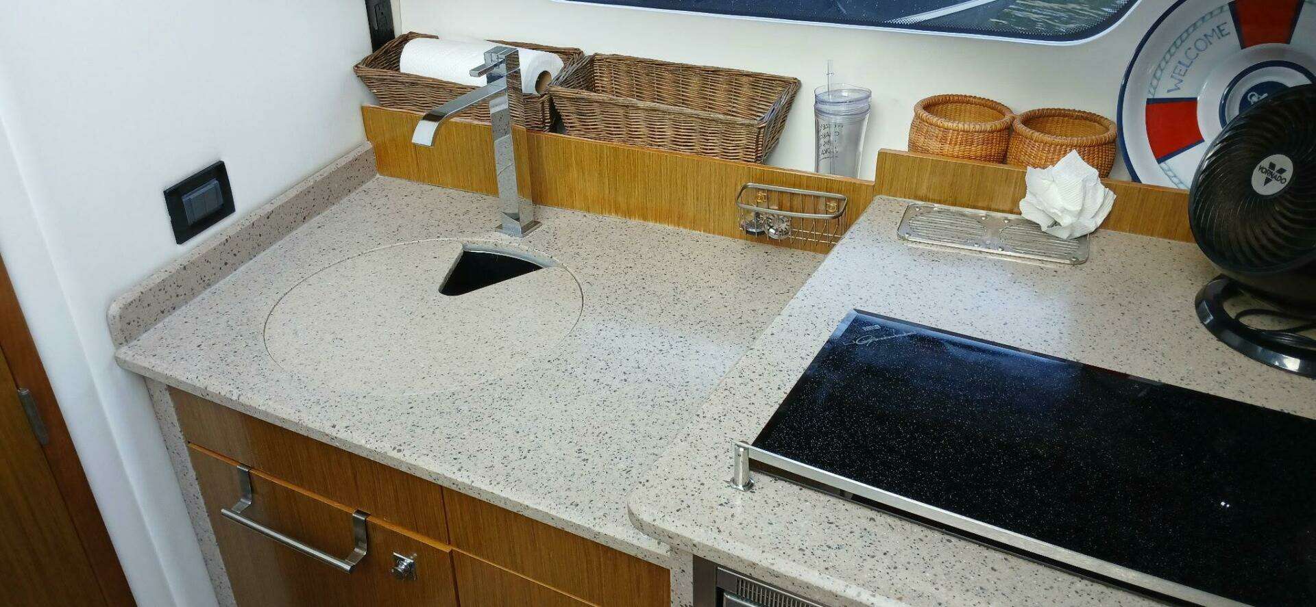 2014 Cruisers Yachts — - Image 18
