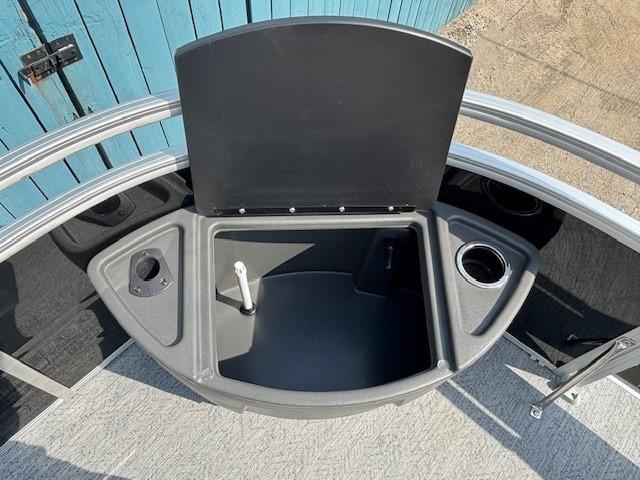 2026 Sun Tracker Fishin' Barge 20 DLX livewell with cup holders and storage compartments.