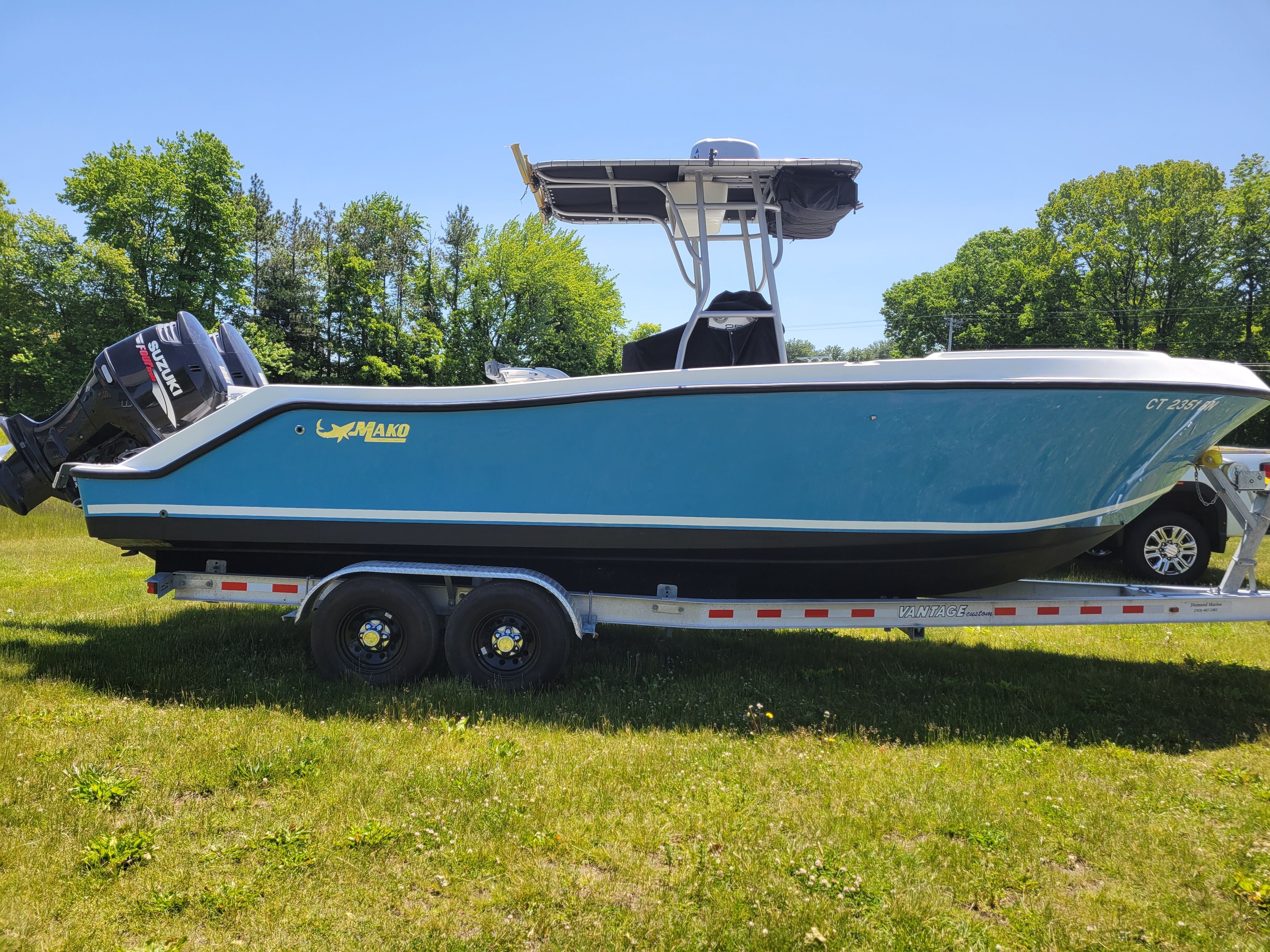 1999 Mako 252 Center Console