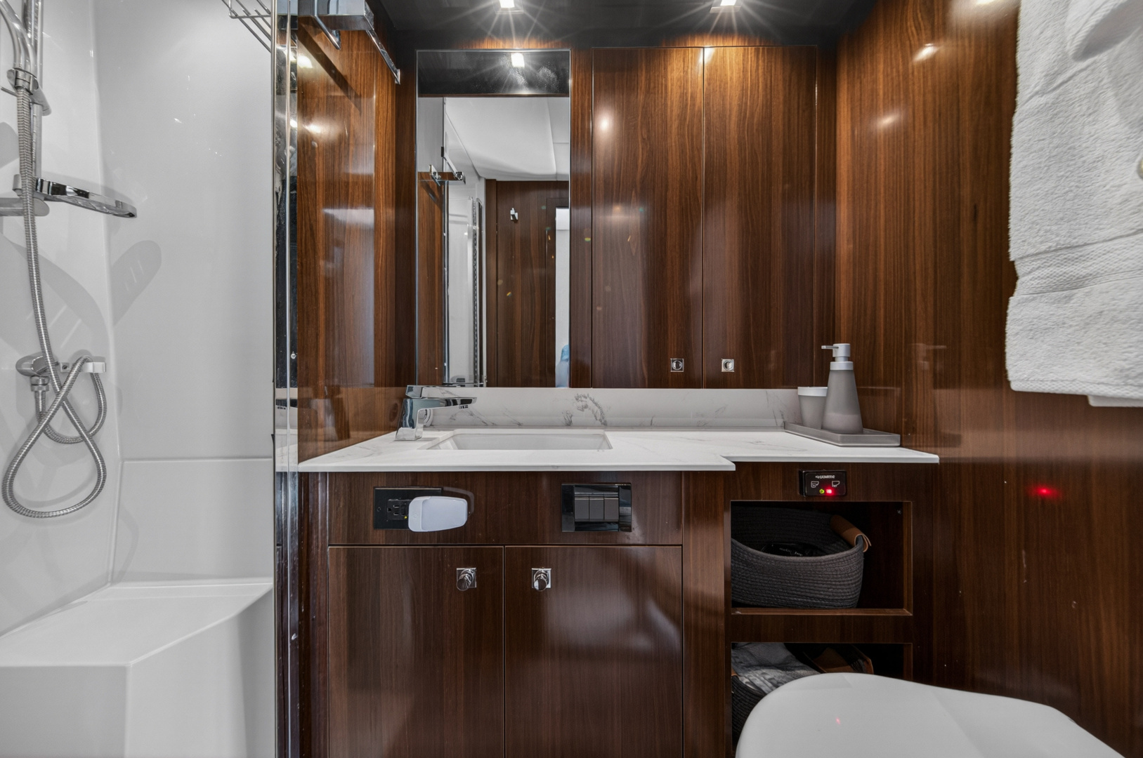 2023 Cruisers Yachts 50 CANTIUS - Image 92
