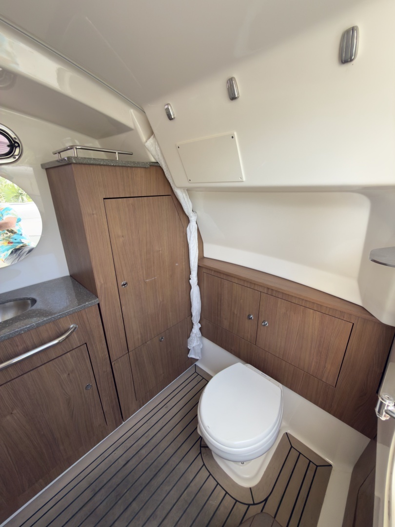 2016 Boston Whaler 350 Outrage - Image 58