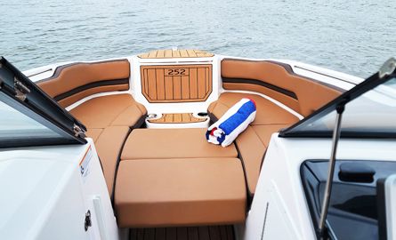 2024 Yamaha Boats 252SE with luxurious bow seating on the water.