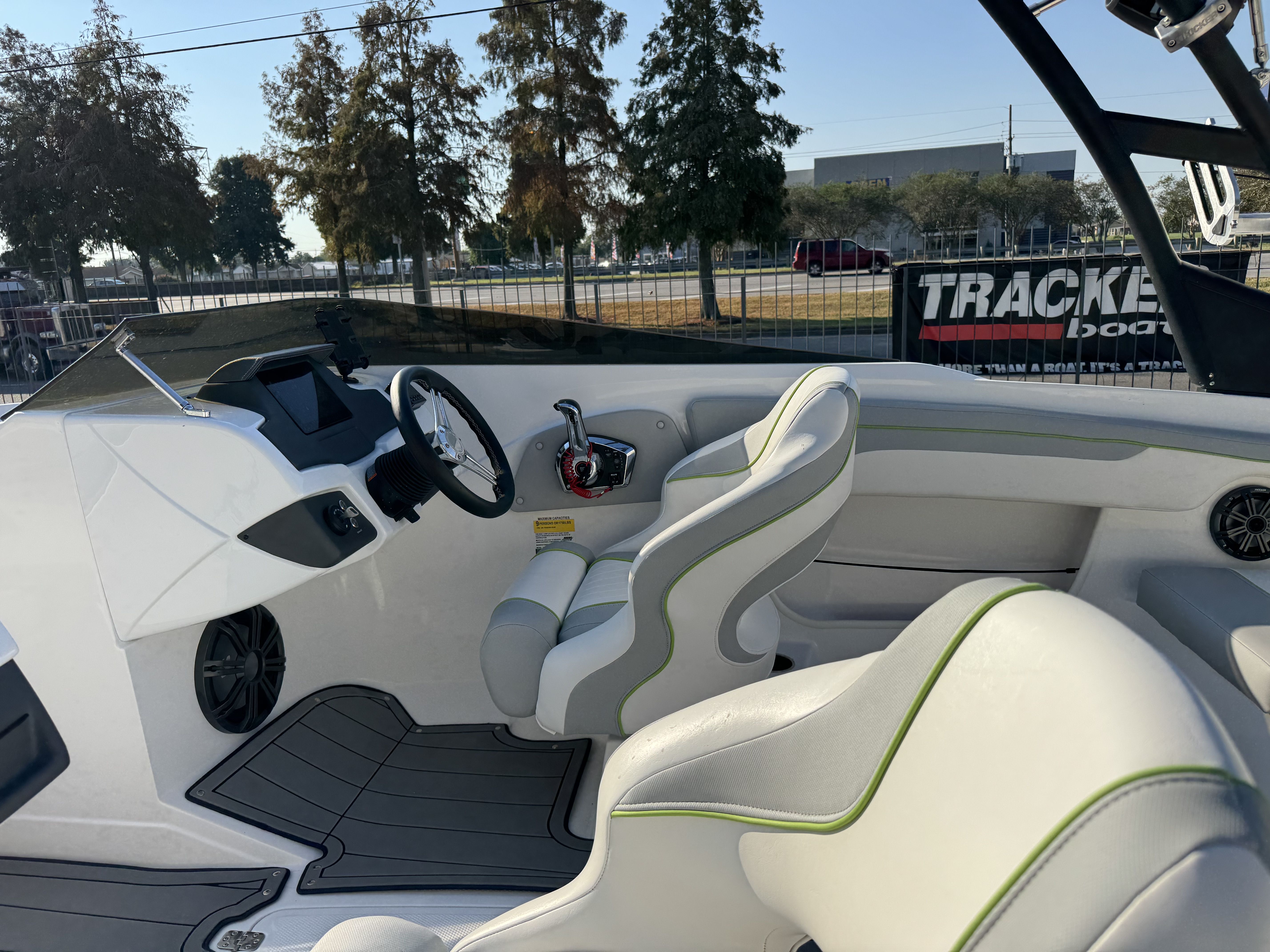 2023 Tahoe 210 Si Limited - 9