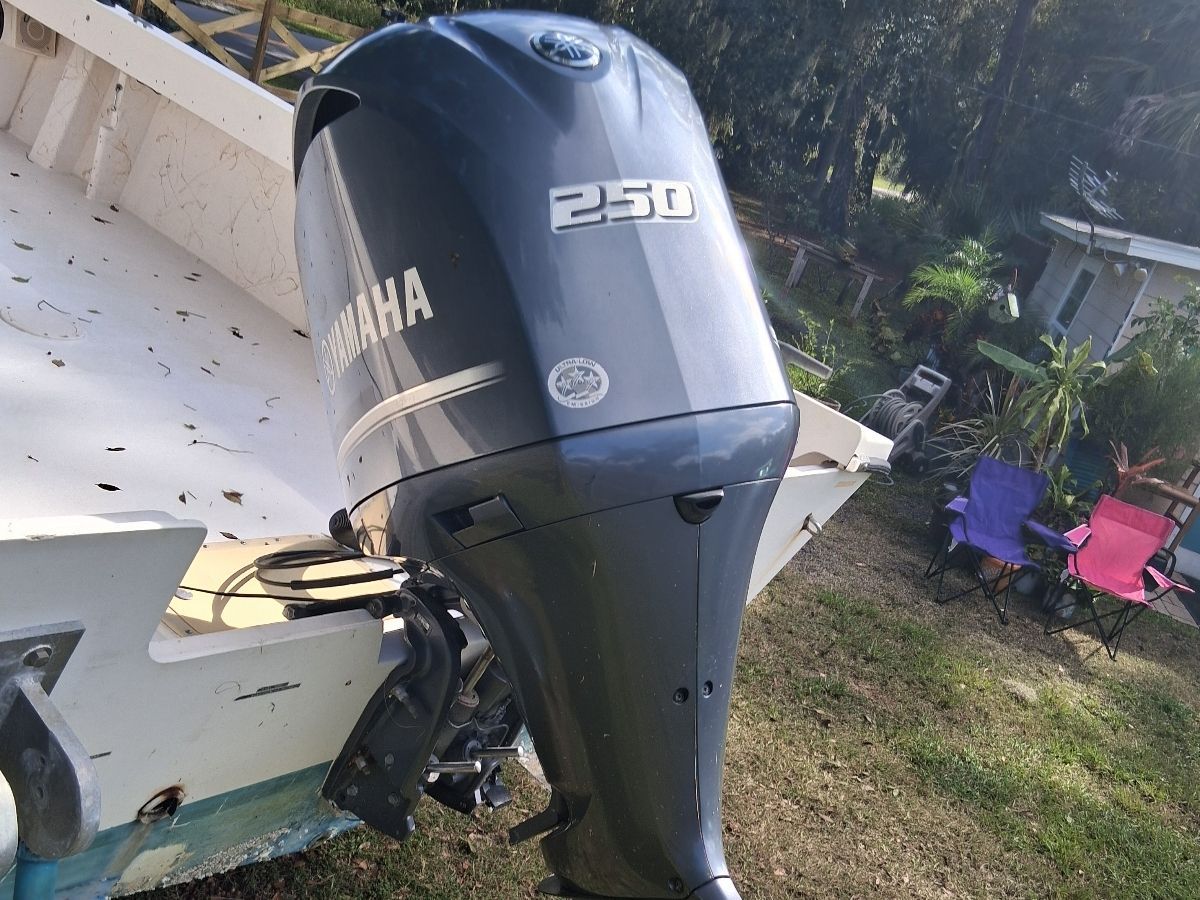 Yamaha 250 outboard motor on Parker Sou'wester 1987 boat.