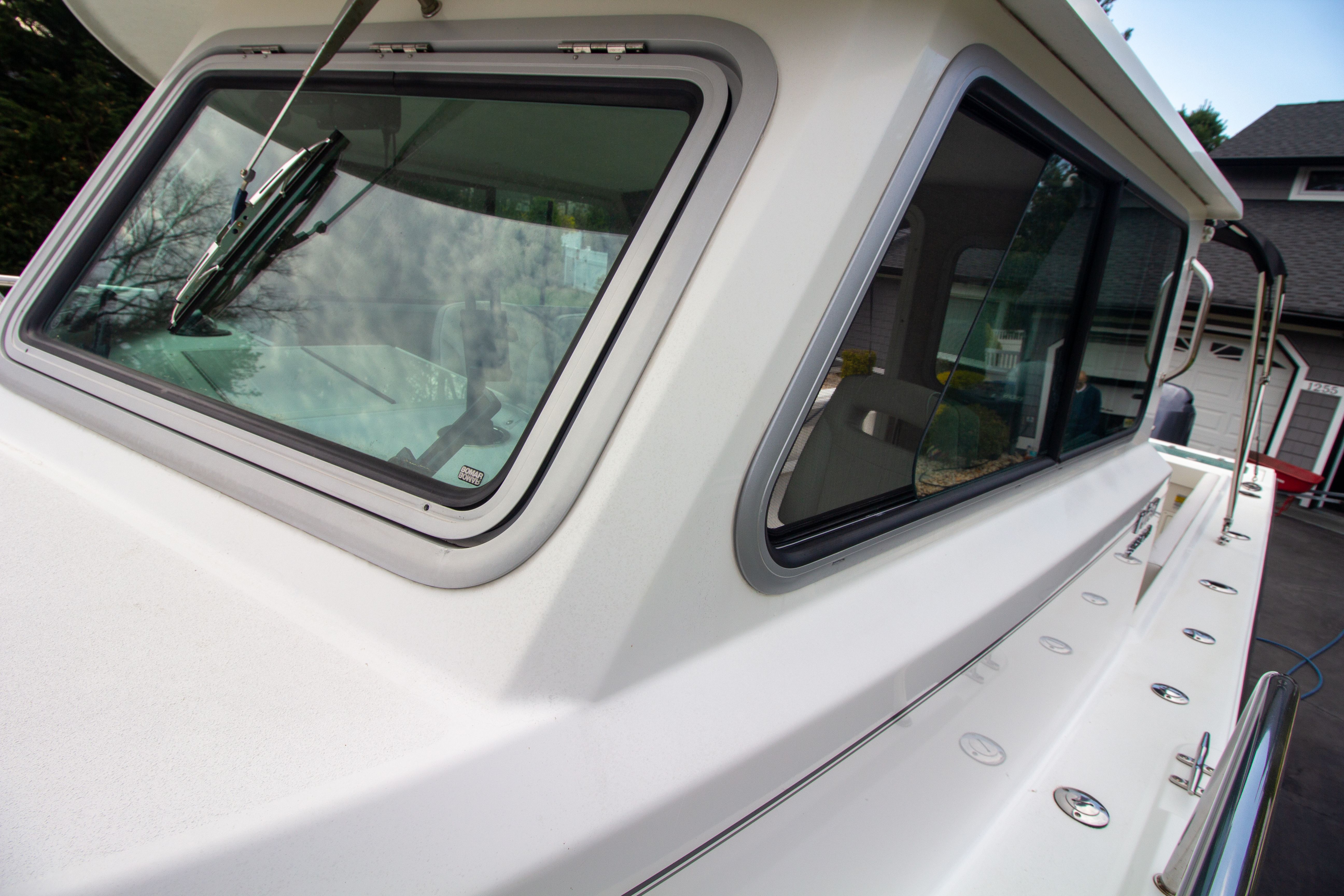 Parker 2520 XLD Sport Cabin 2022, side view with windows and railing.
