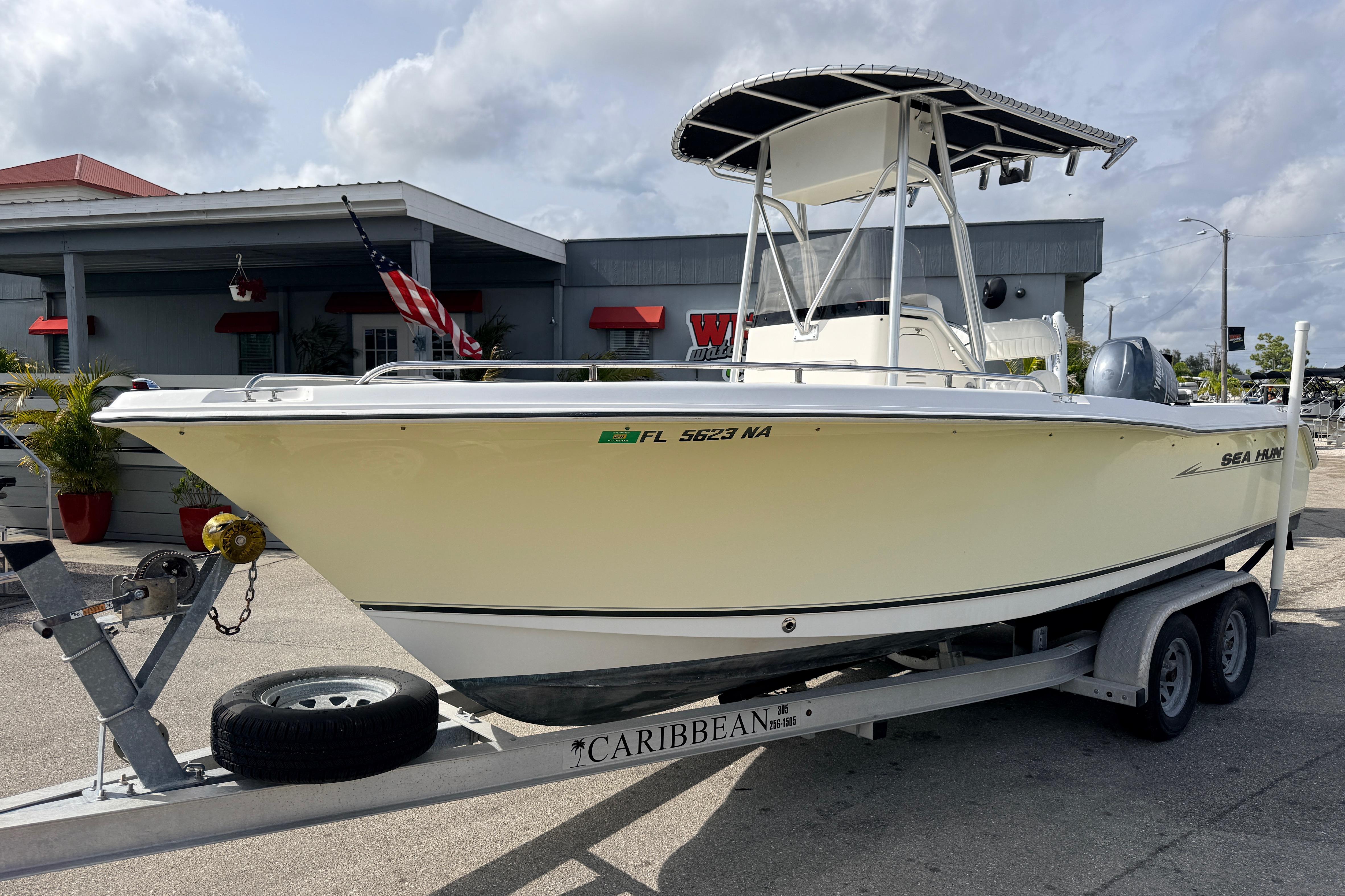 2006 Sea Hunt Triton 220