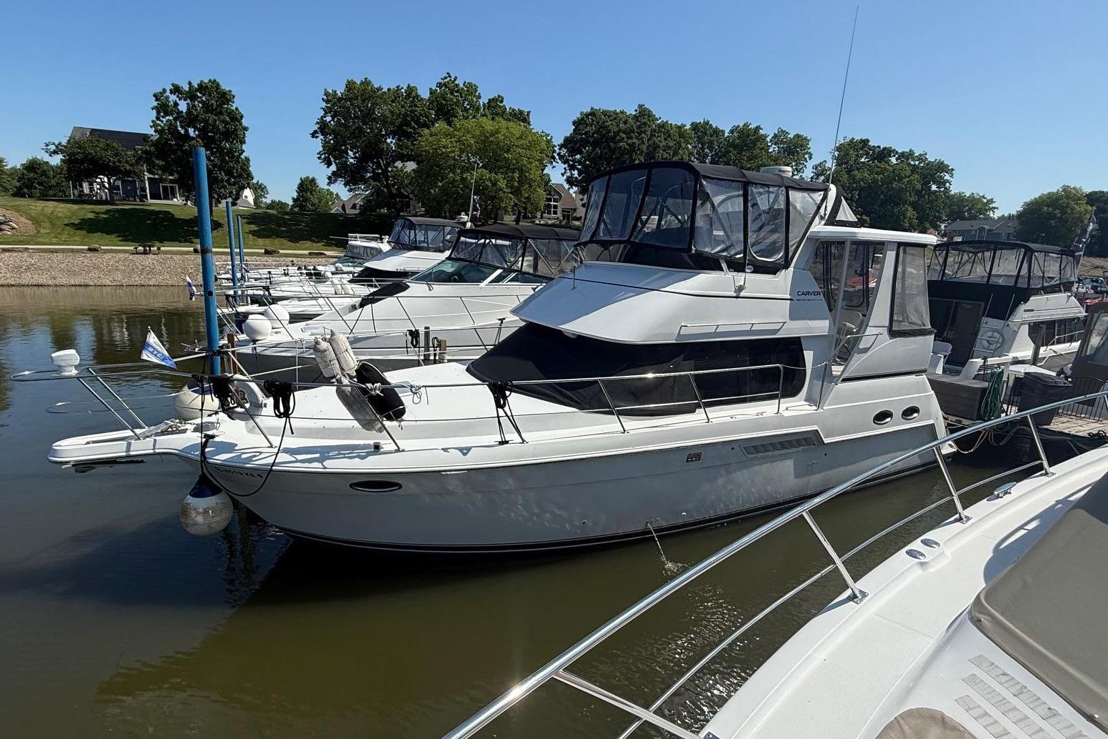 2002 Carver 356 Motor Yacht