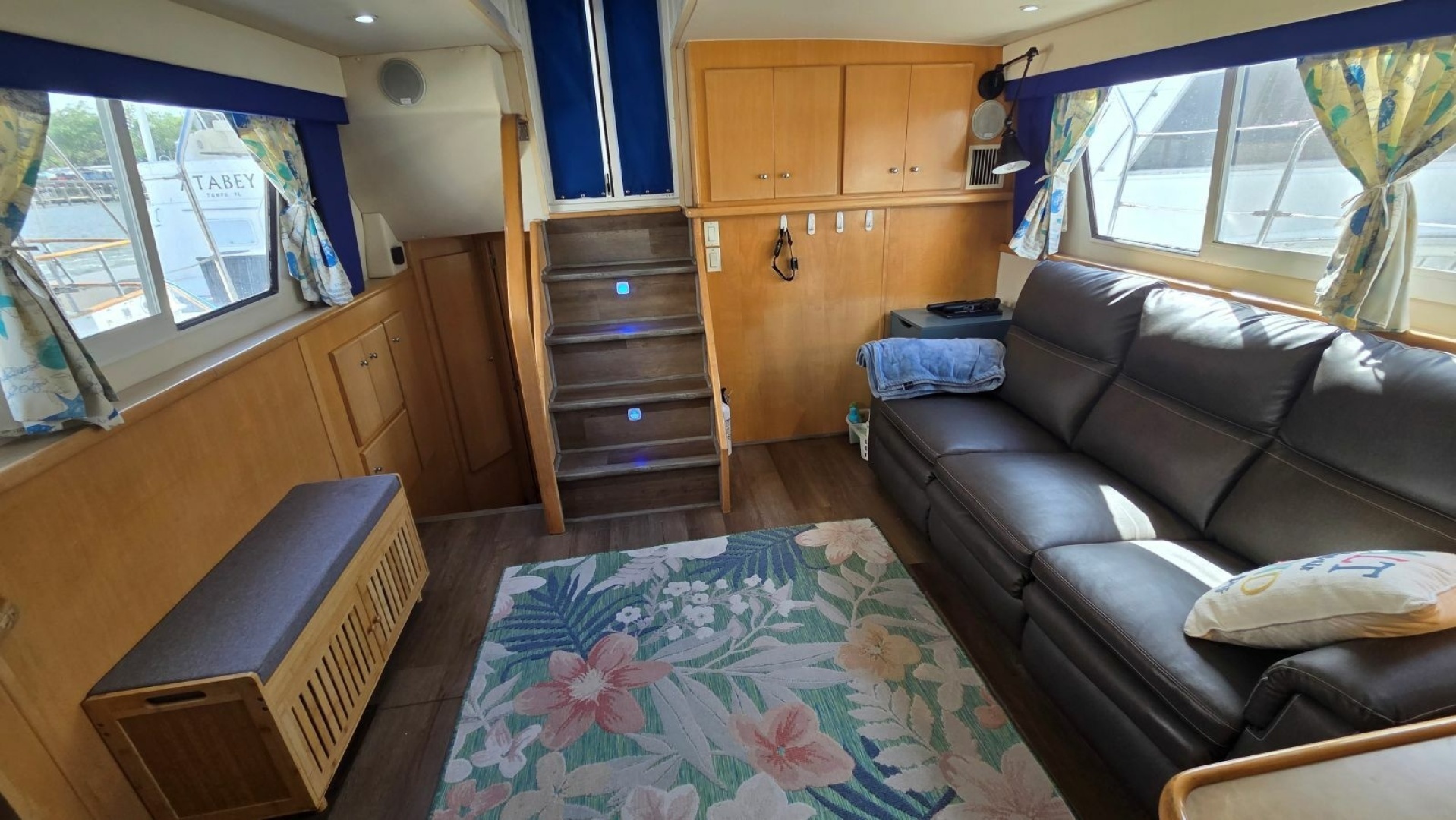 1998 Carver 405 Aft Cabin Motor Yacht - Image 33