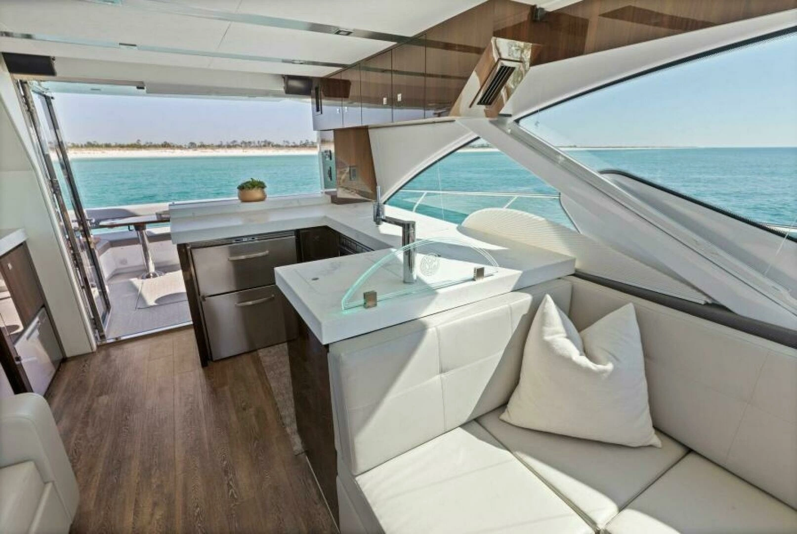 2023 Cruisers Yachts 60 Cantius Fly - Image 10