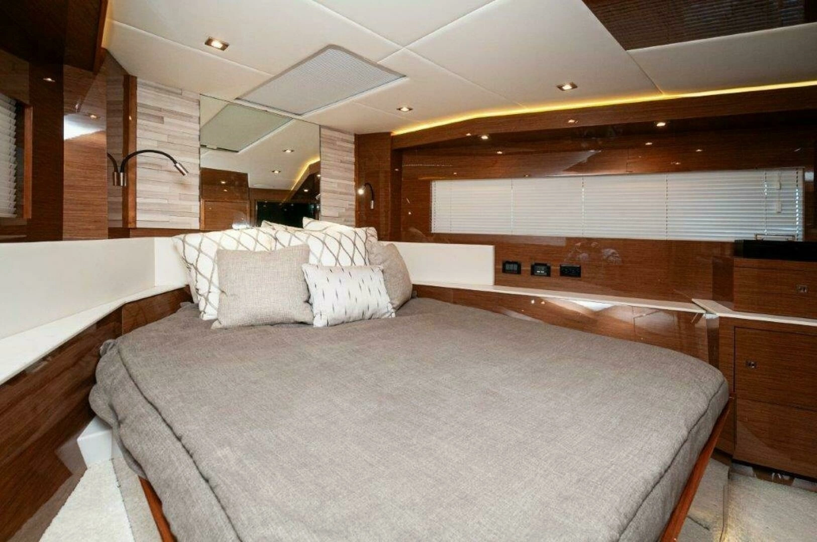 2020 Cruisers Yachts 60 Cantius - Image 27
