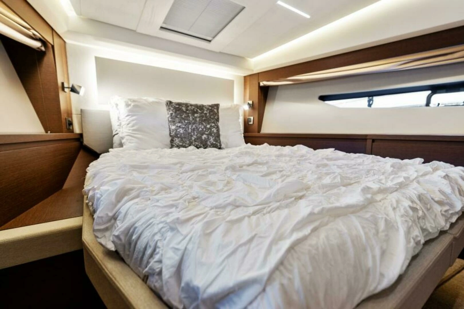 2020 Prestige 520 Flybridge - Image 34