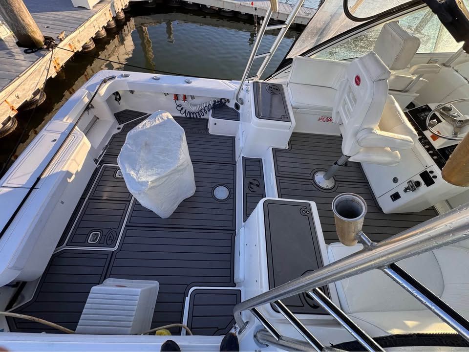 The image shows the cockpit of a 2005 Luhrs 32 Open boat with gray flooring.