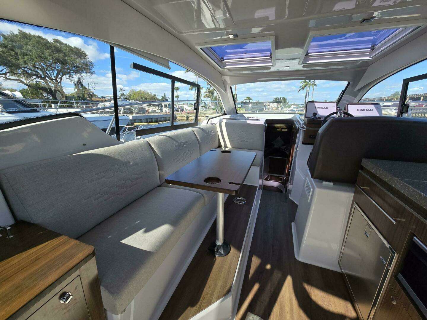 2020 Four Winns V355 Coupe OB - Image 8