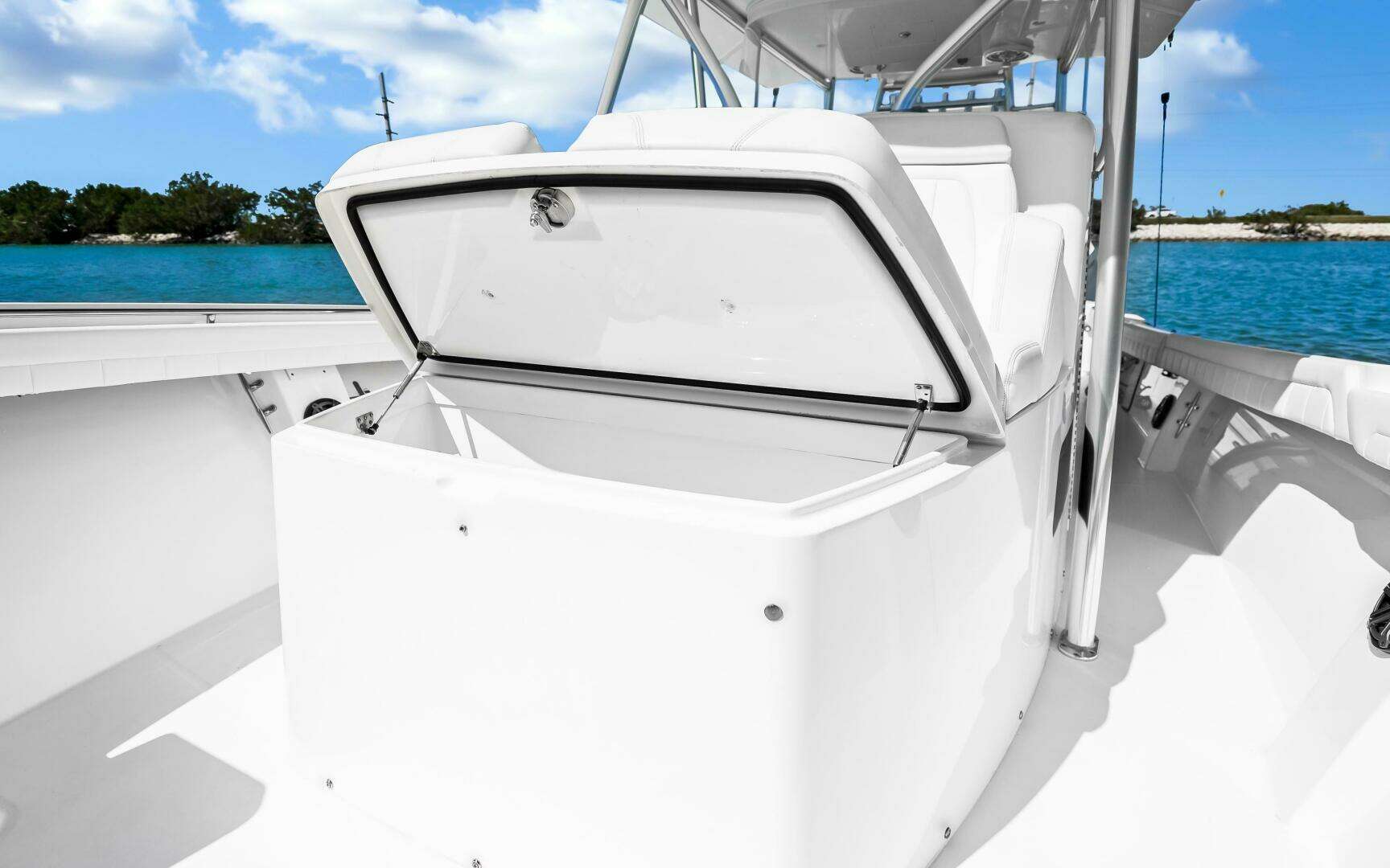 2018 Regulator 41 Center Console - Image 36