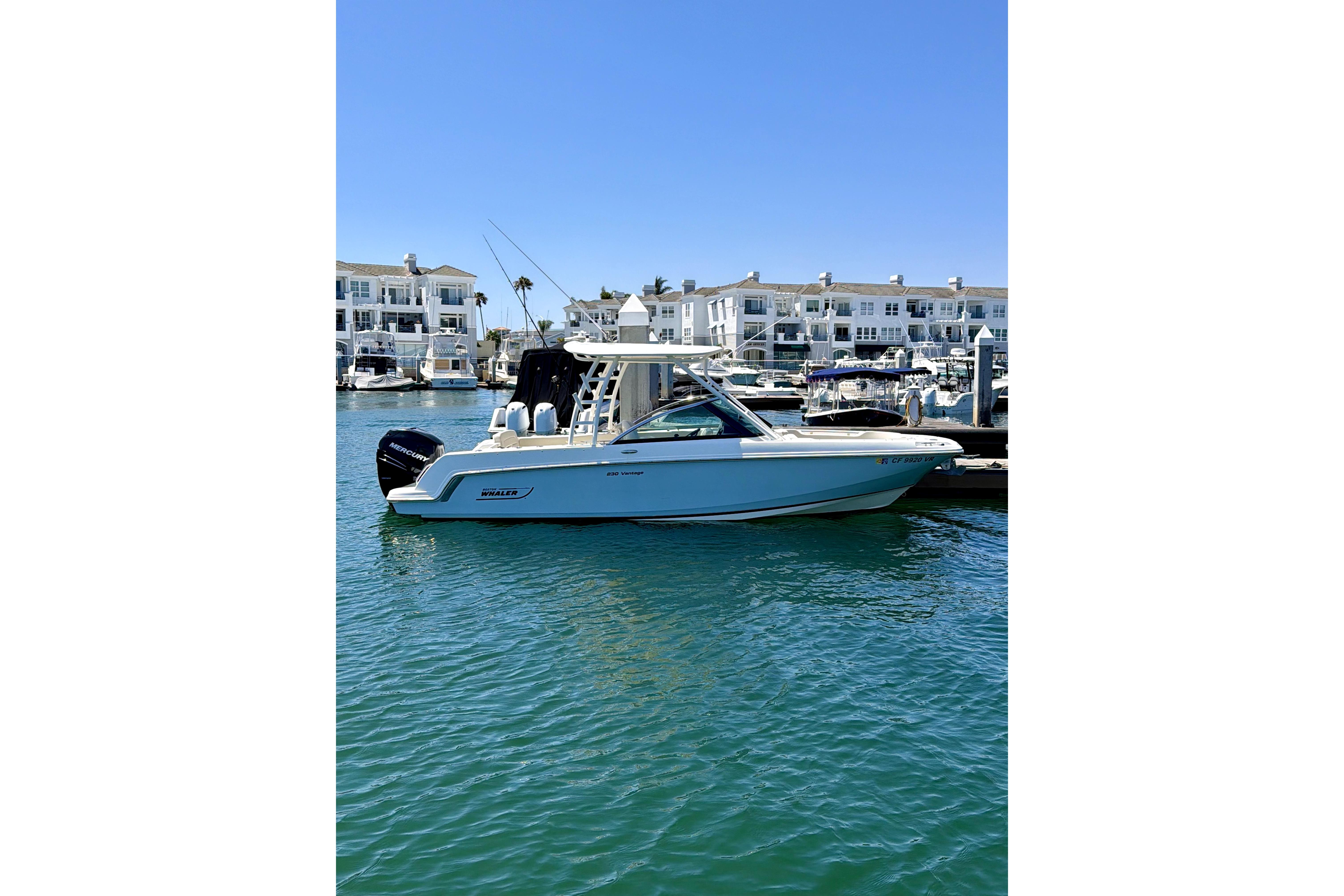 2017 Boston Whaler 230 Vantage