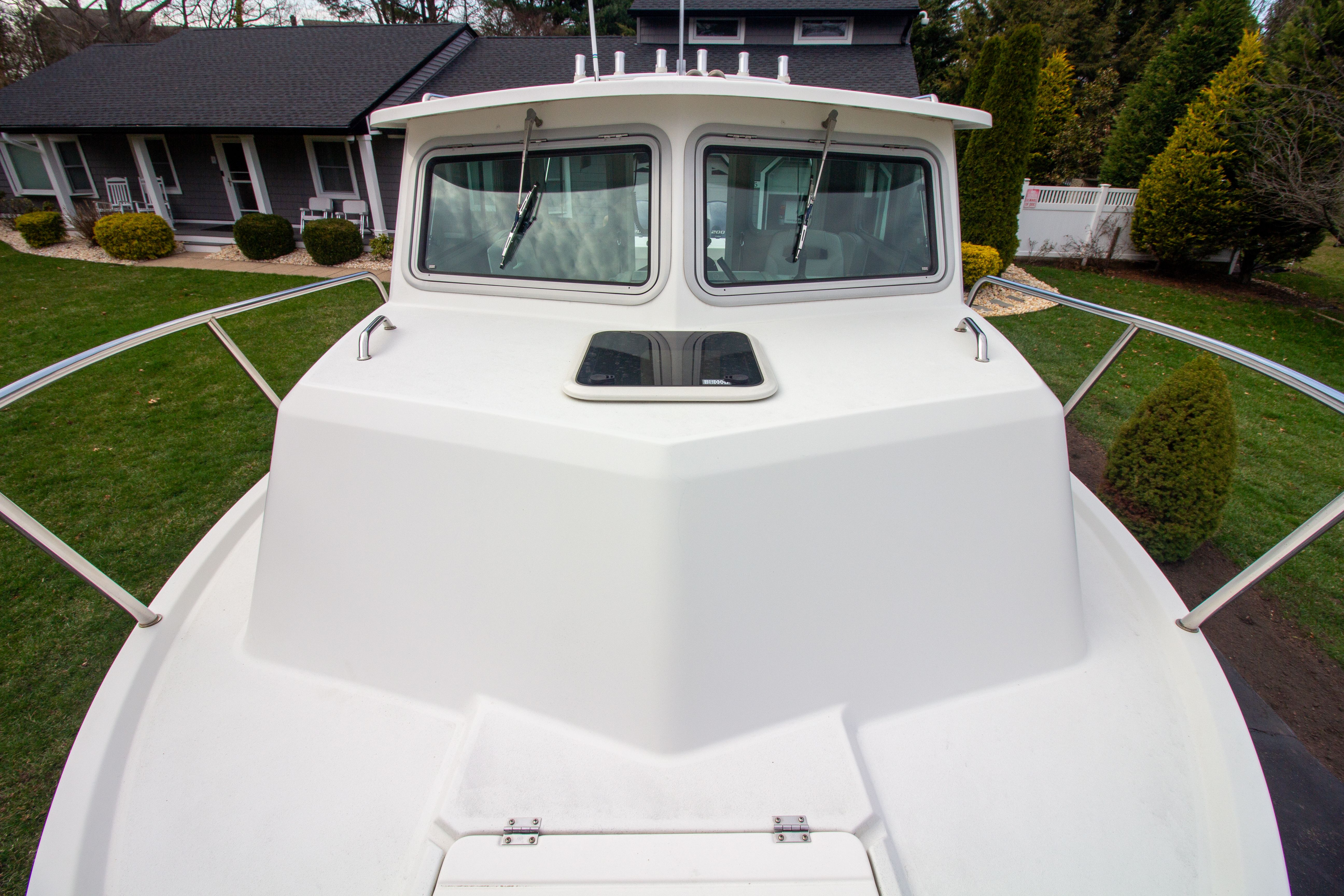 Parker 2520 XLD Sport Cabin 2022 on lawn in front of house.