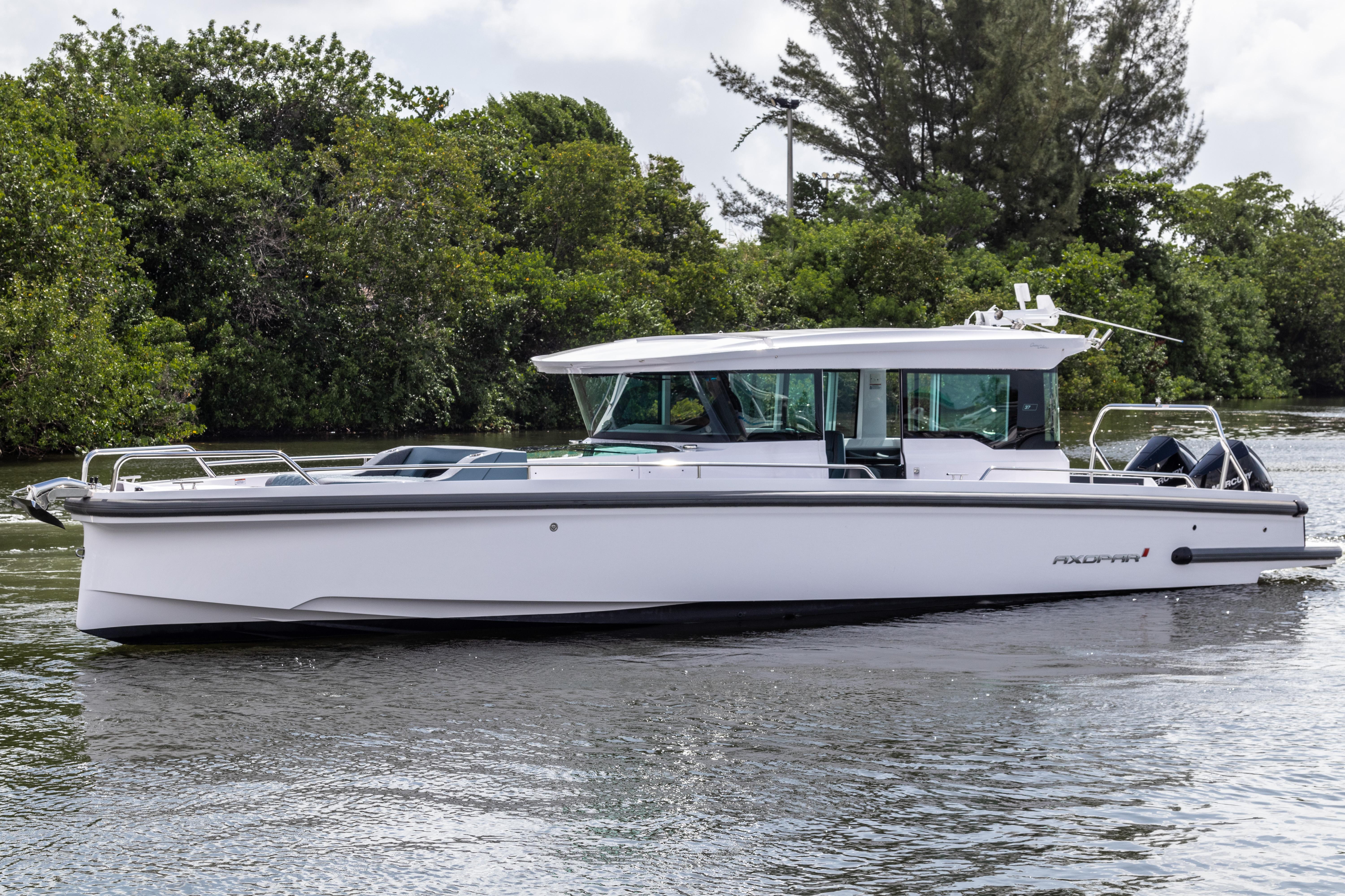2024 Axopar 37 XC Cross Cabin