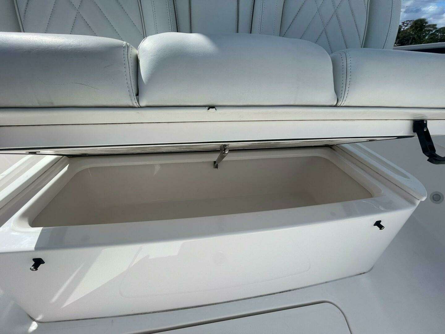 2022 Everglades 335 Center Console - Image 18