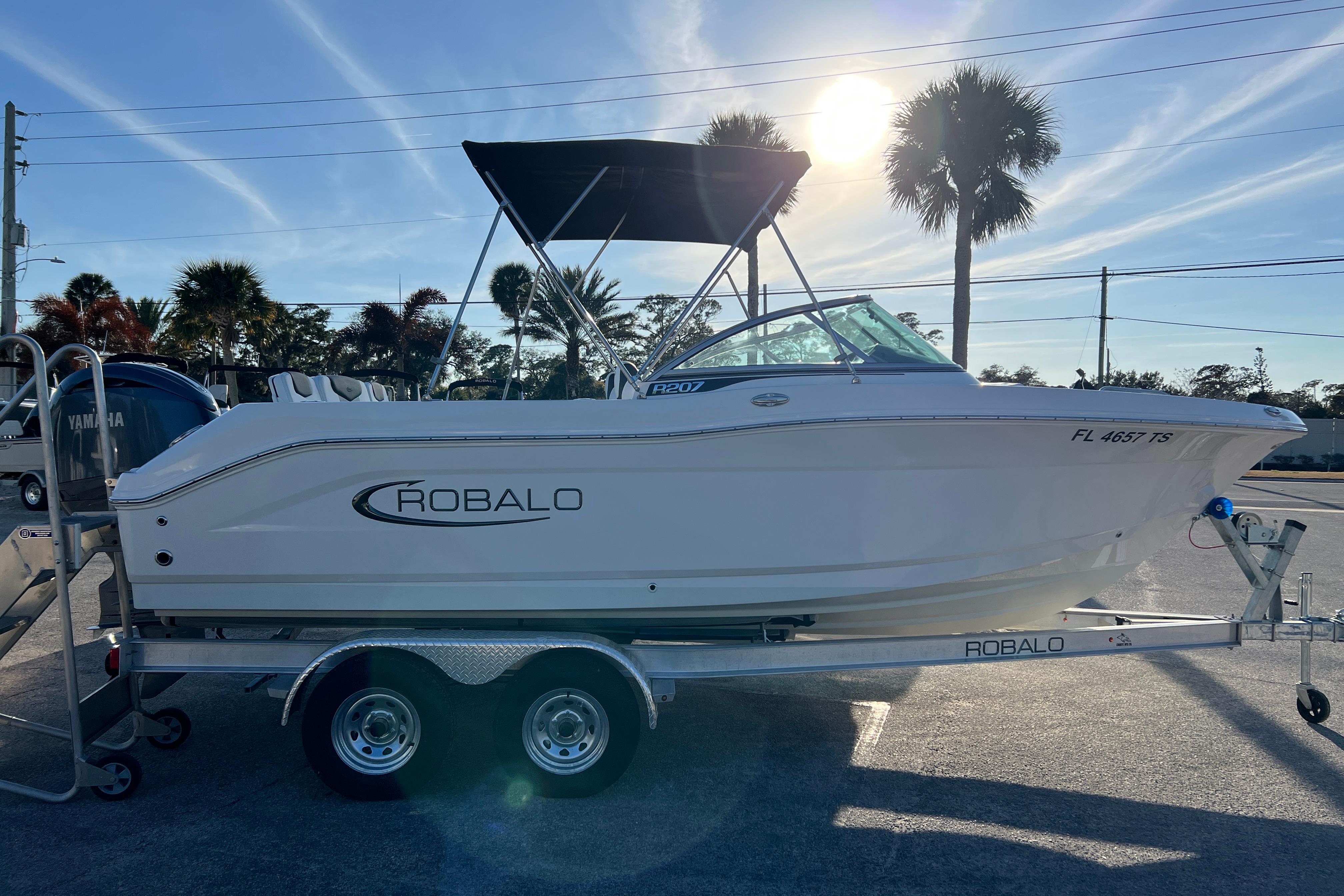 2024 Robalo R207 Dual Console