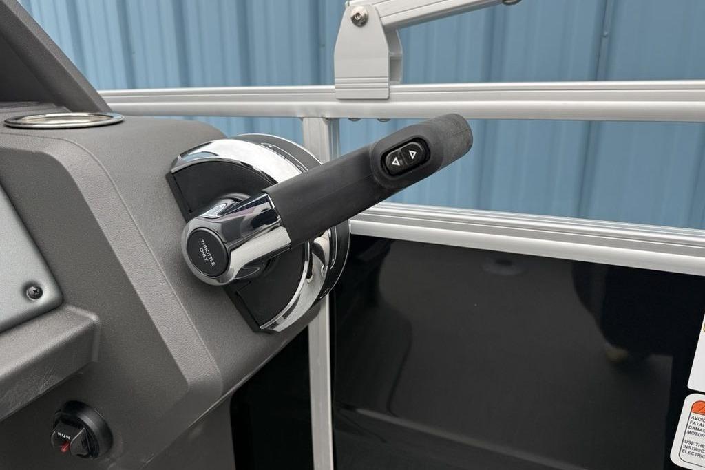 Throttle control of 2026 Sun Tracker Fishin' Barge 20 DLX pontoon boat.