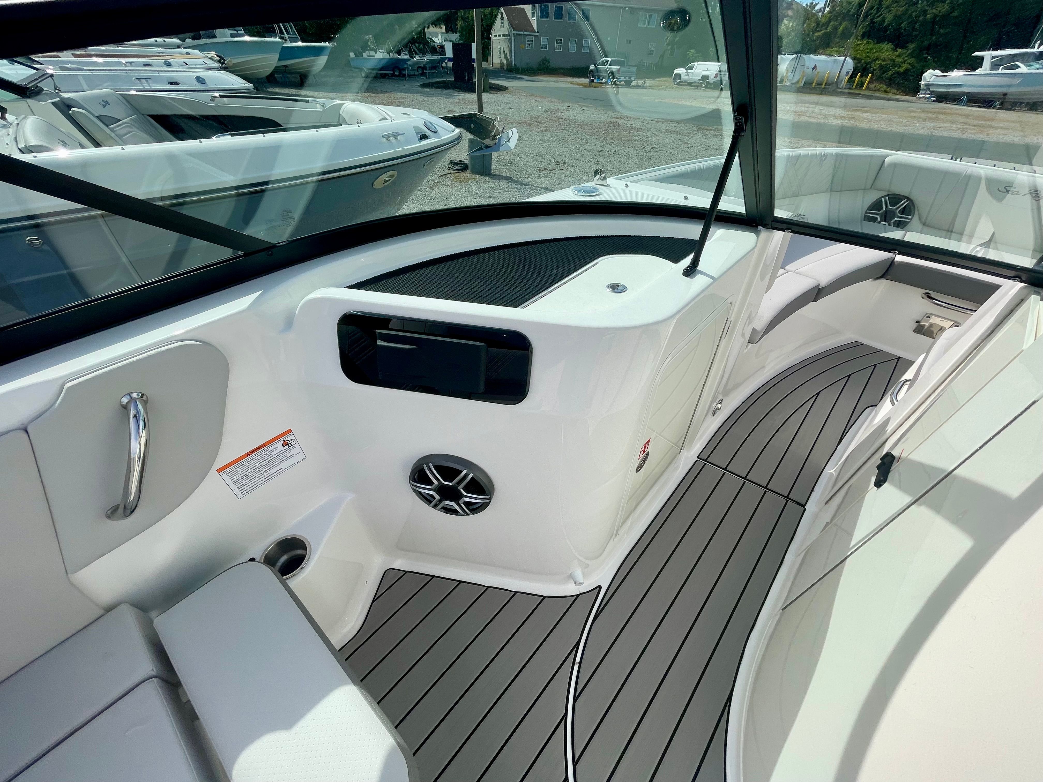 2026 Sea Ray SDX 230 Outboard - 13