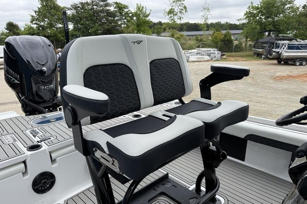Dual seating on 2026 Tidewater 2500 Carolina Bay boat, featuring Yamaha 350 engine.