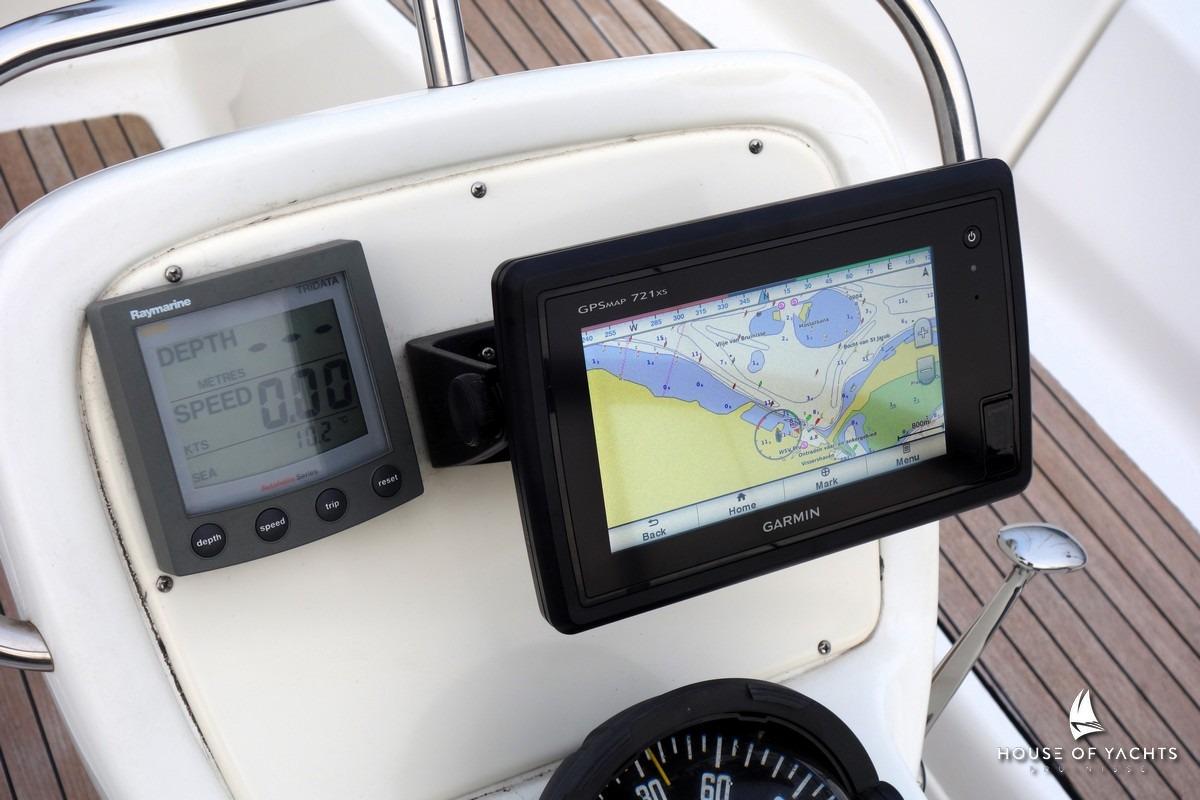 Cockpit of 2003 Bavaria 32 yacht with Raymarine and Garmin navigation displays.