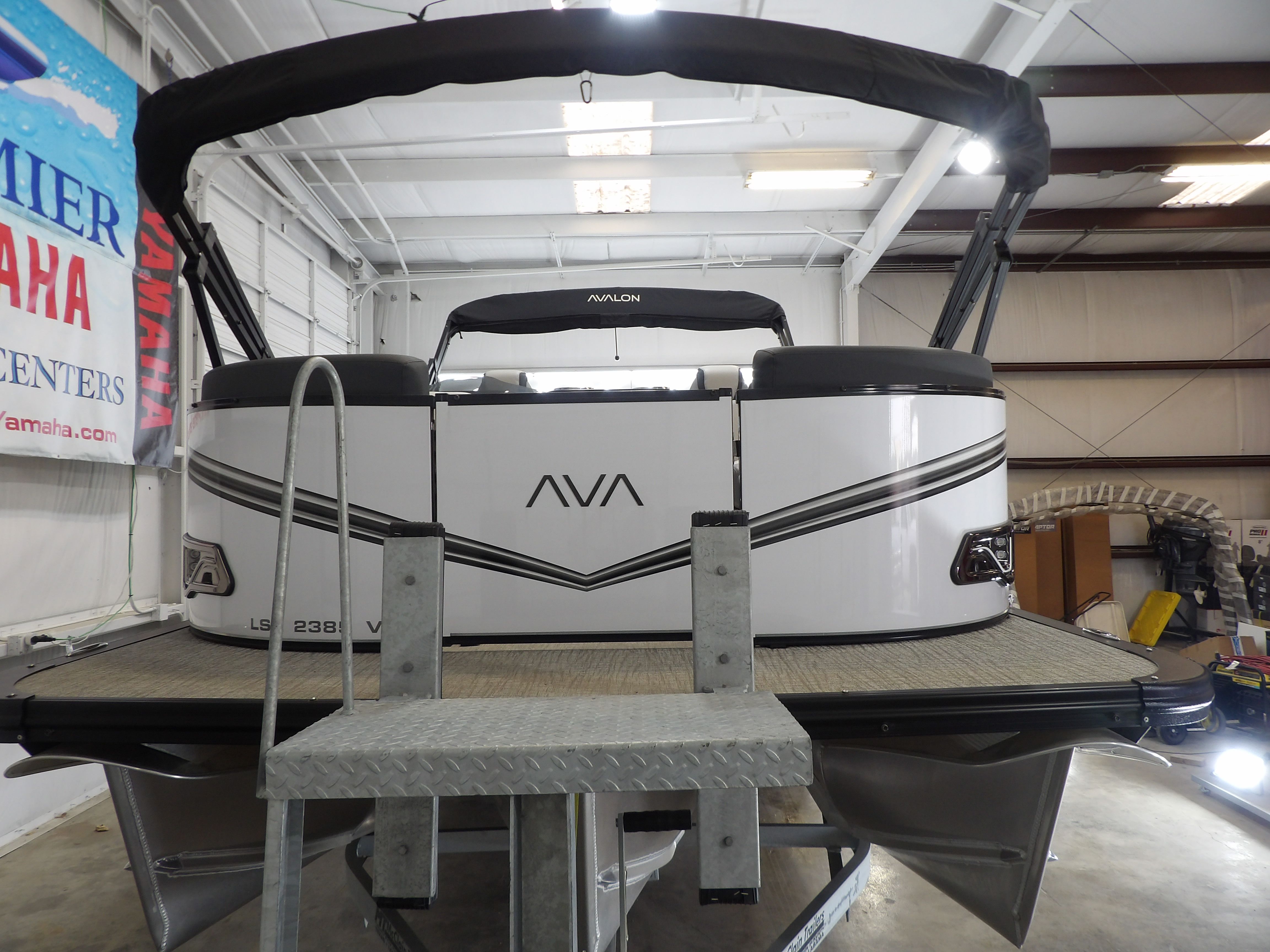 2025 Avalon LSZ Versatile Rear Bench - 23' - 6