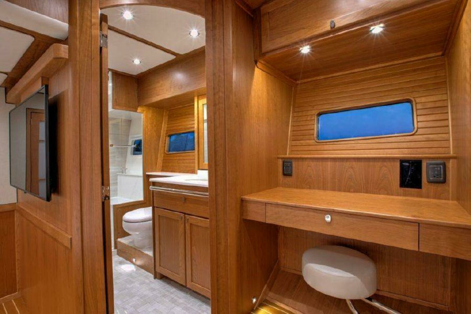 2027 Sabre 58 Salon Express - Image 9