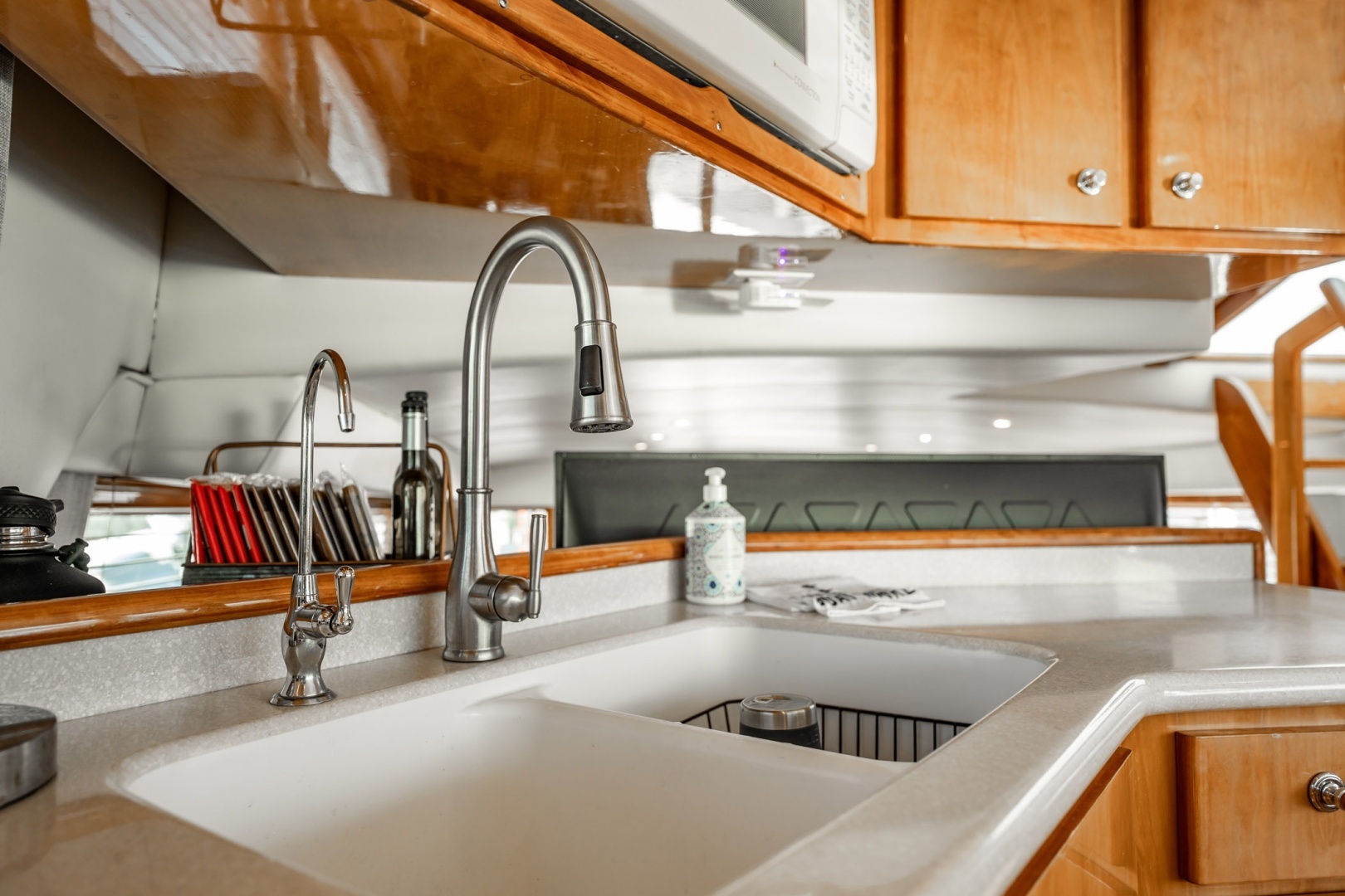2004 Navigator 5700 Rival Pilothouse - Image 23