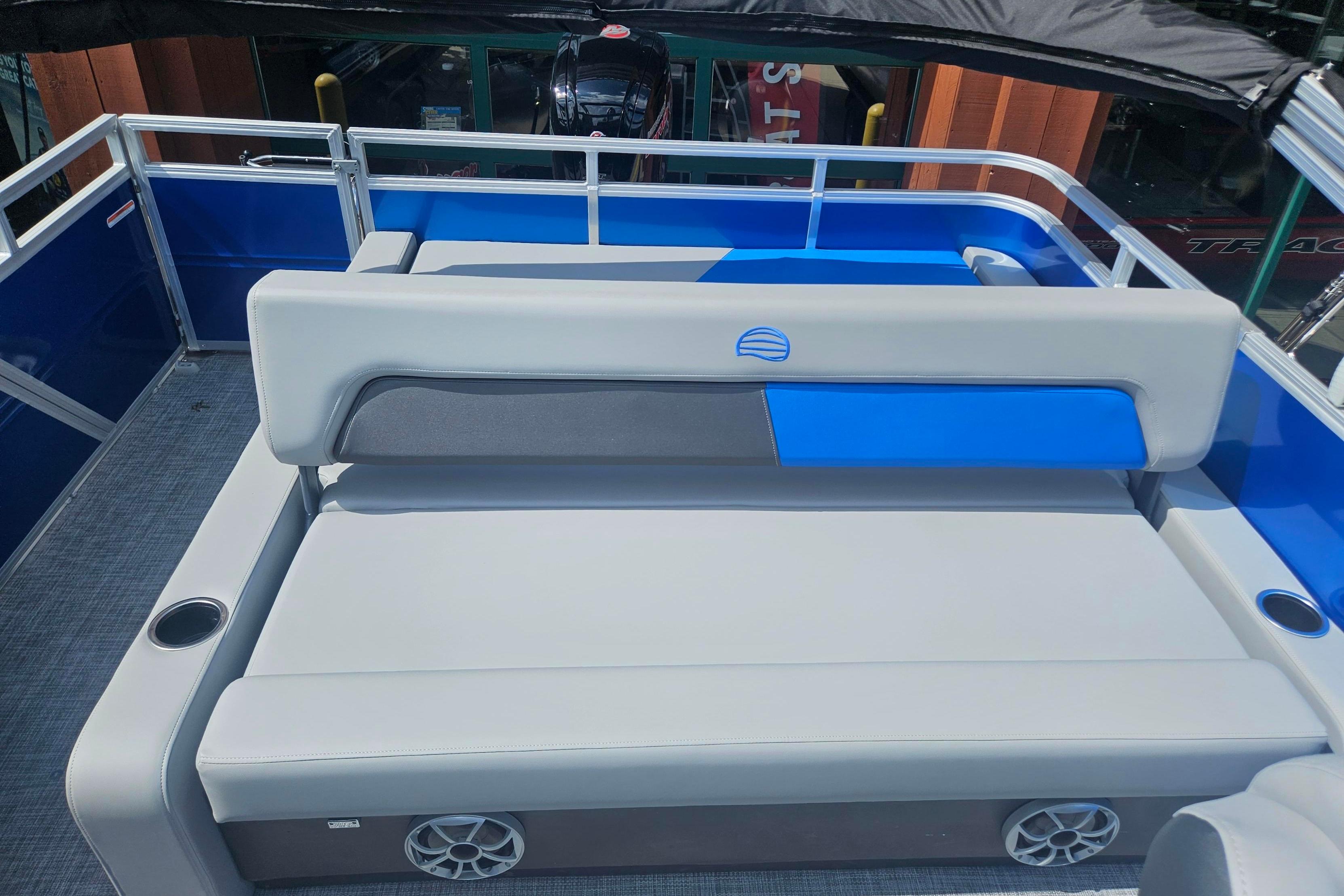 2026 Sun Tracker Party Barge 22 RF DLX with spacious seating and modern design.