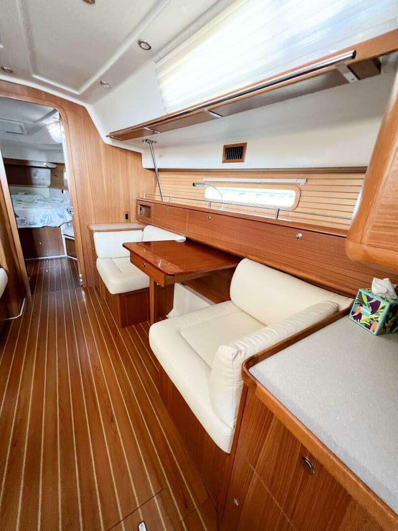 2019 Catalina 425 - Image 25