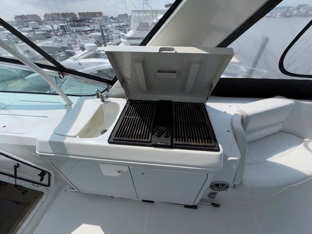 Carver 570 Voyager Pilothouse 2002 with outdoor kitchen and grill.