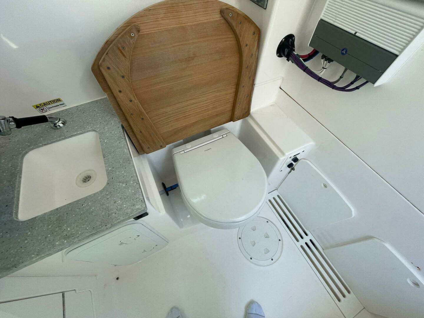 2022 Everglades 335 Center Console - Image 31
