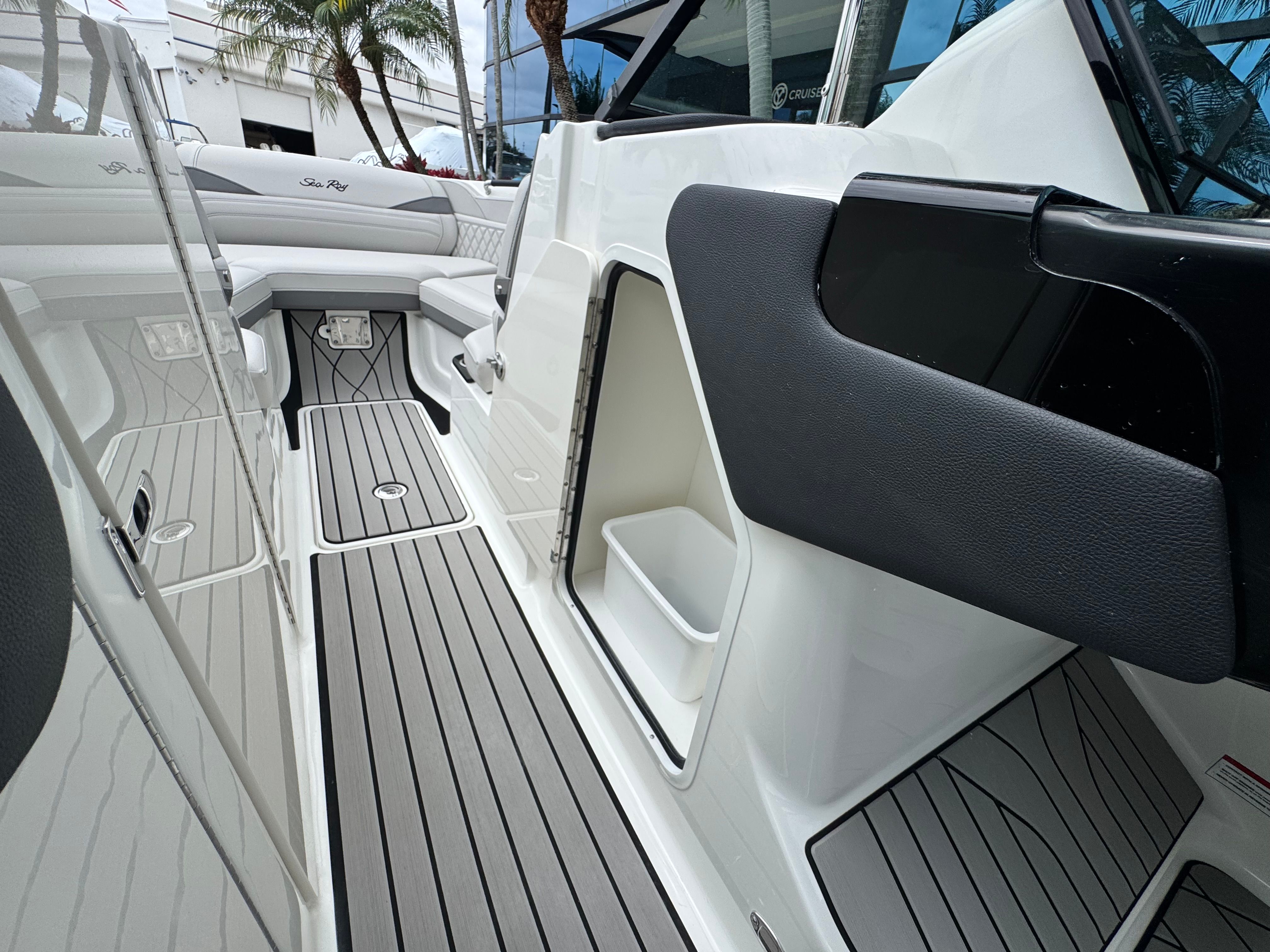 2026 Sea Ray SLX 260 Outboard - 24