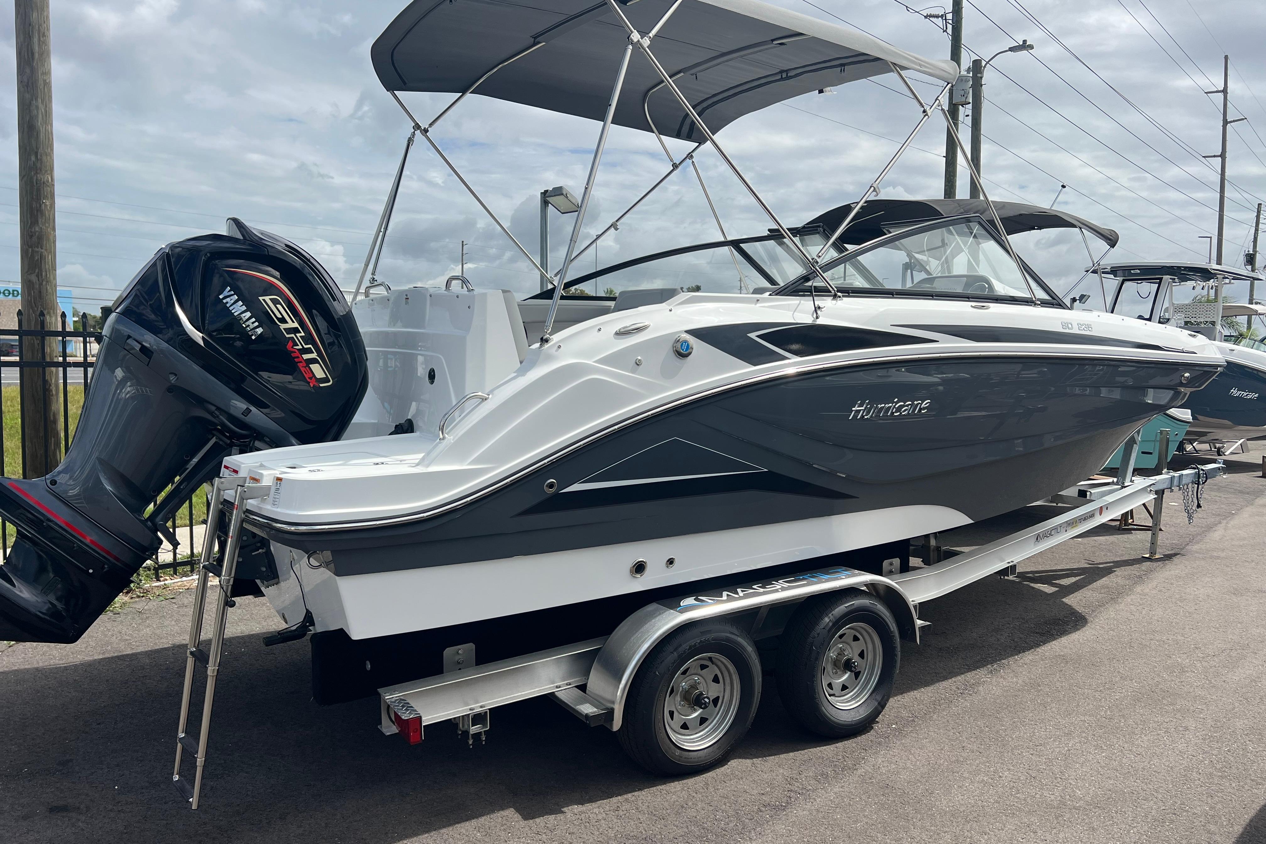 2026 Hurricane SunDeck 235 OB