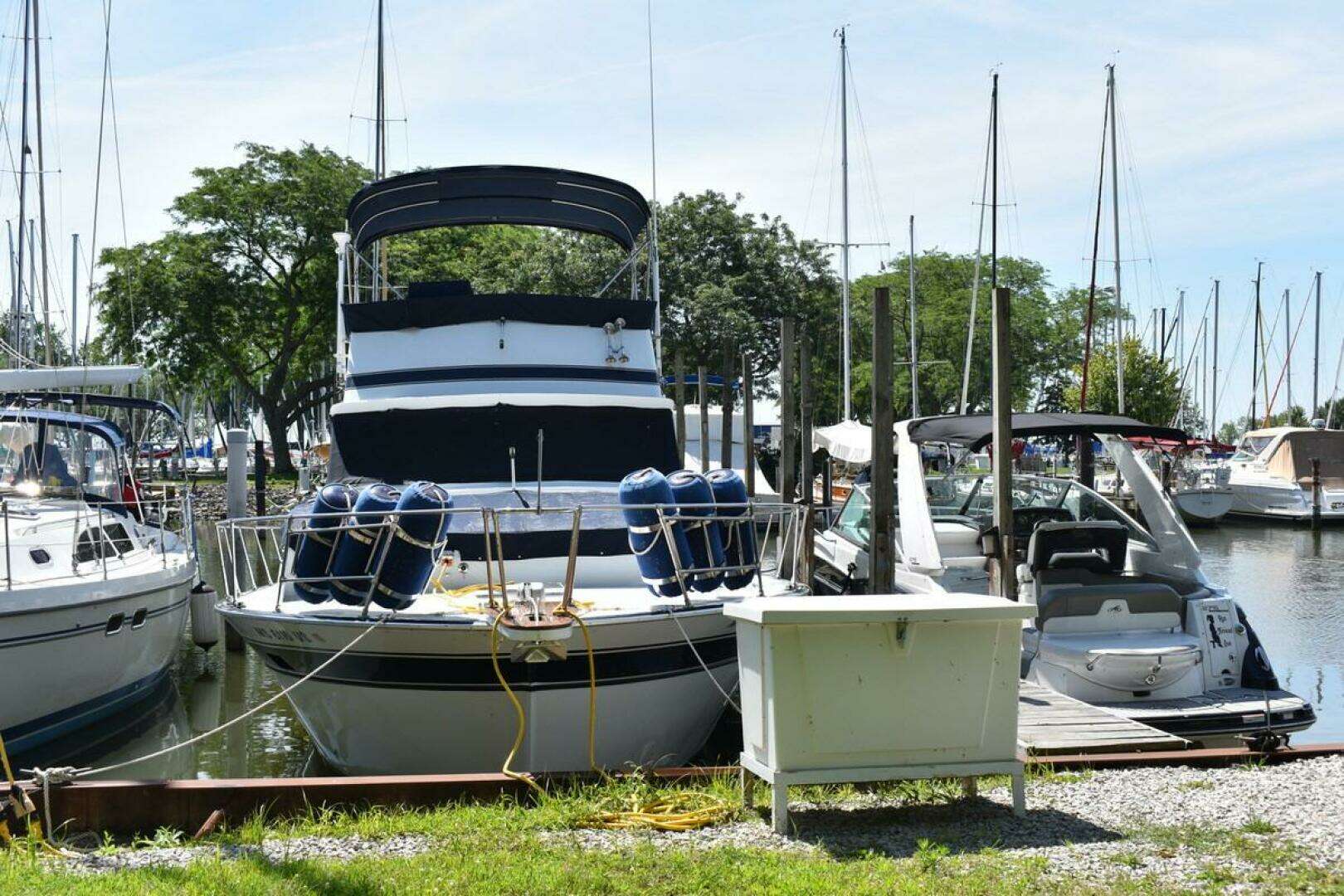 1985 Marinette 39 Double Cabin - Image 3