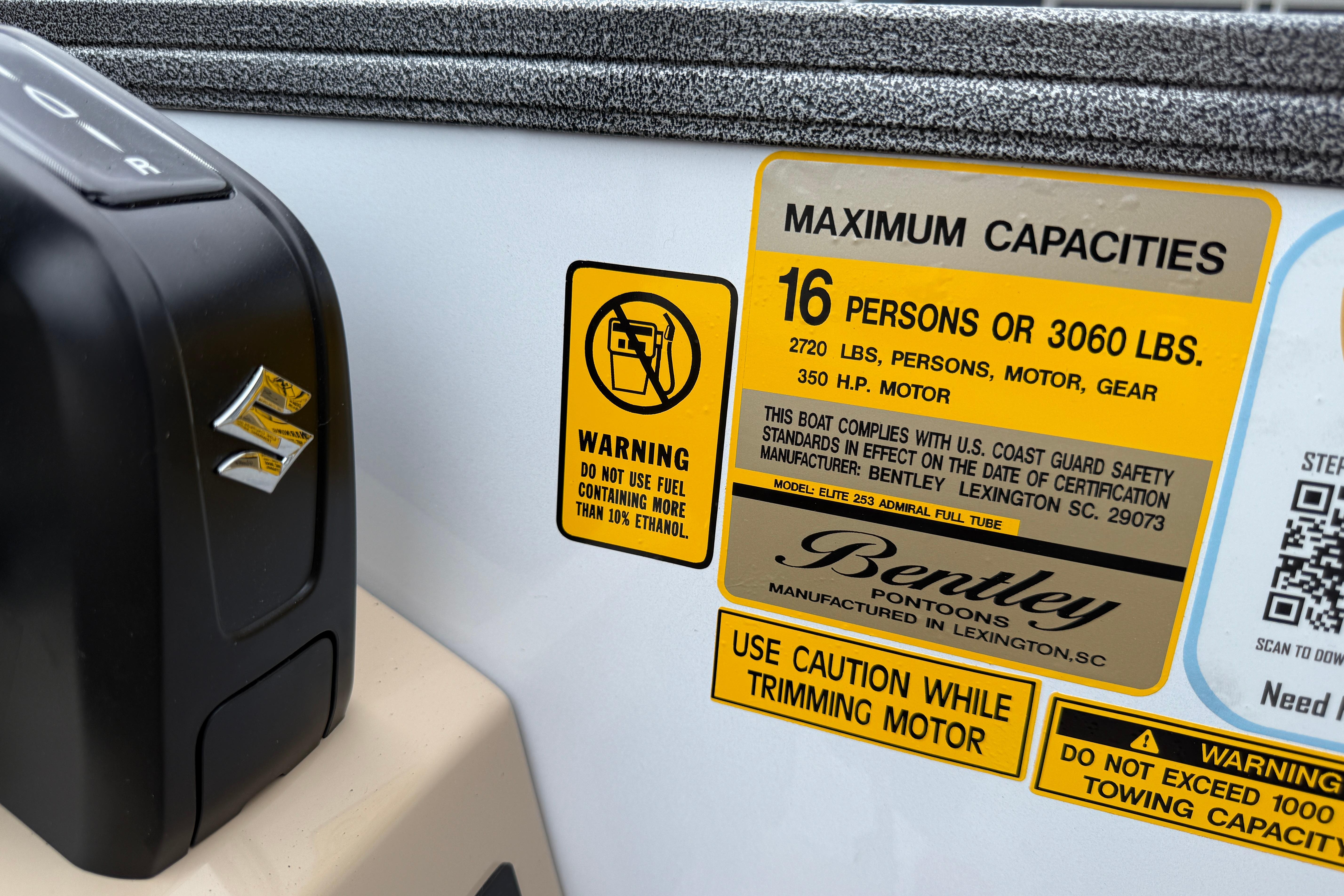 2026 Bentley Pontoons Elite 253 Admiral capacity label, showing maximum load and safety warnings.