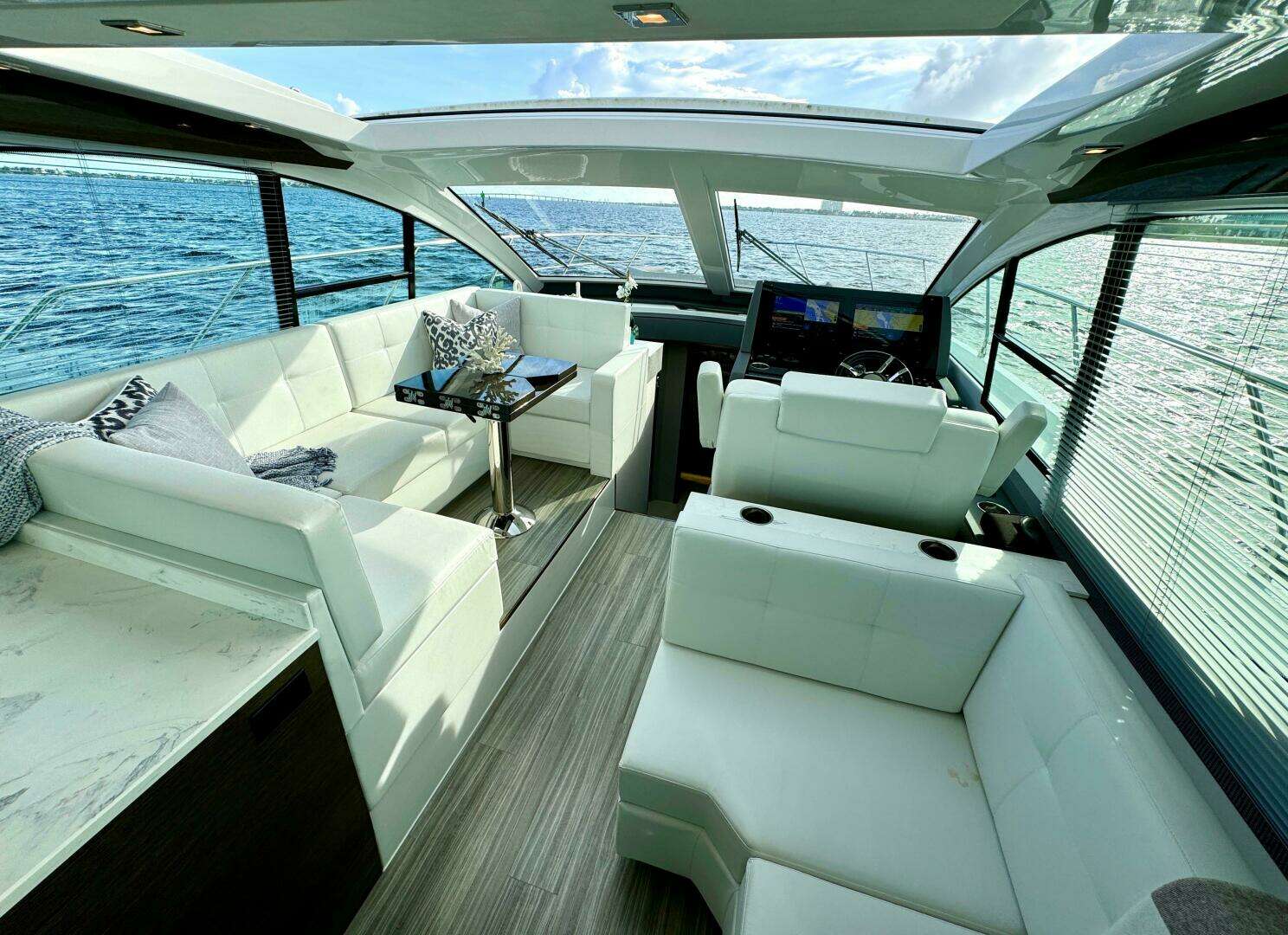 2020 Cruisers Yachts 50 Cantius - Image 19