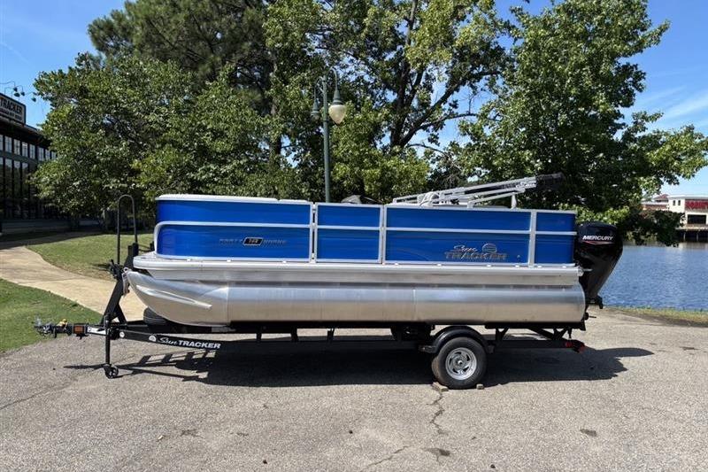 2026 Sun Tracker Party Barge 18 DLX